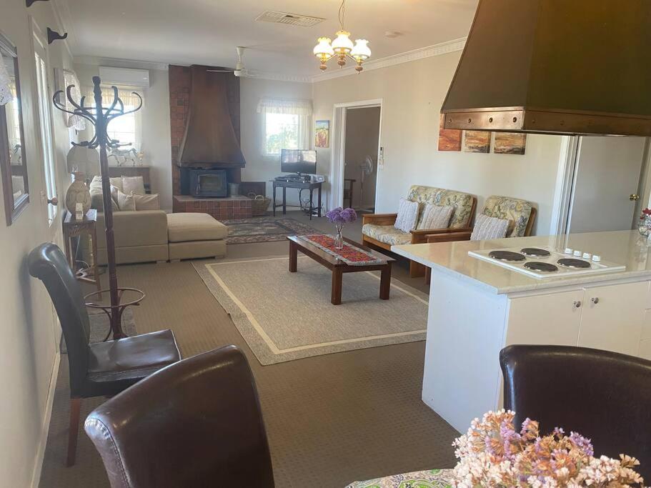Daisy Cottage located on Buckland Estate