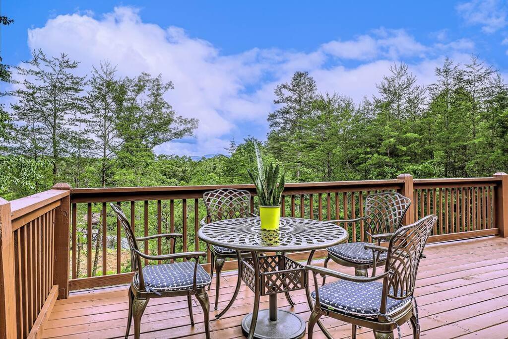 Peak-a-Blue Cabin - Watch Movies from Hot Tub, Mountain View, Bigfoot Bunker Game Room, Fire Pit, Oversized Deck, Screened-in Porch view 5