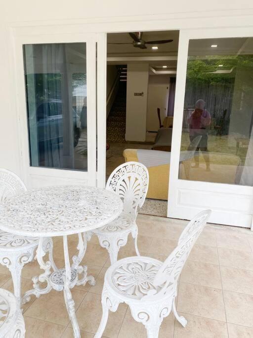 Kuala Terengganu Newly Renovated Nenda Beach House photo 4