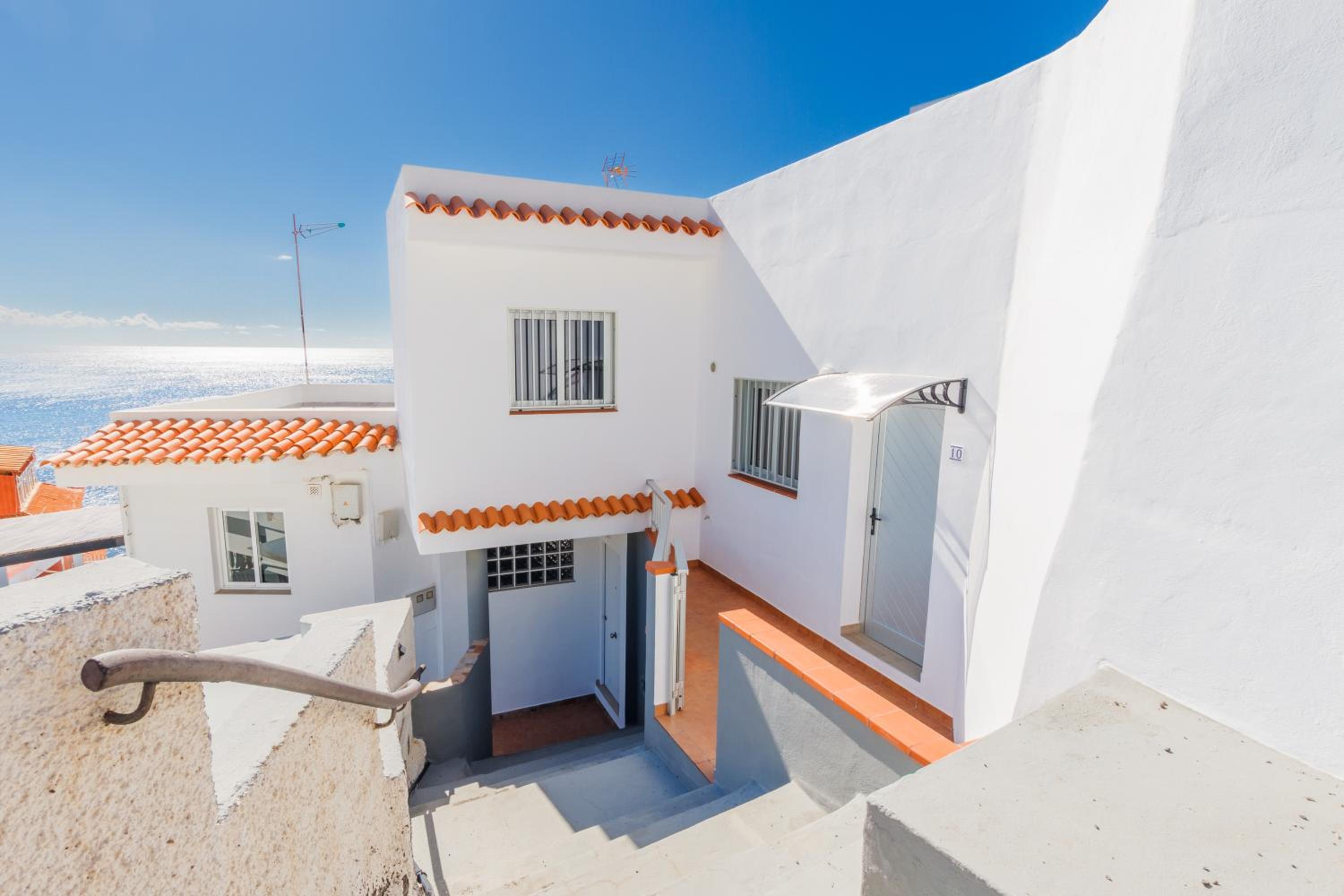 Spacious studio next to the sea with stunning views