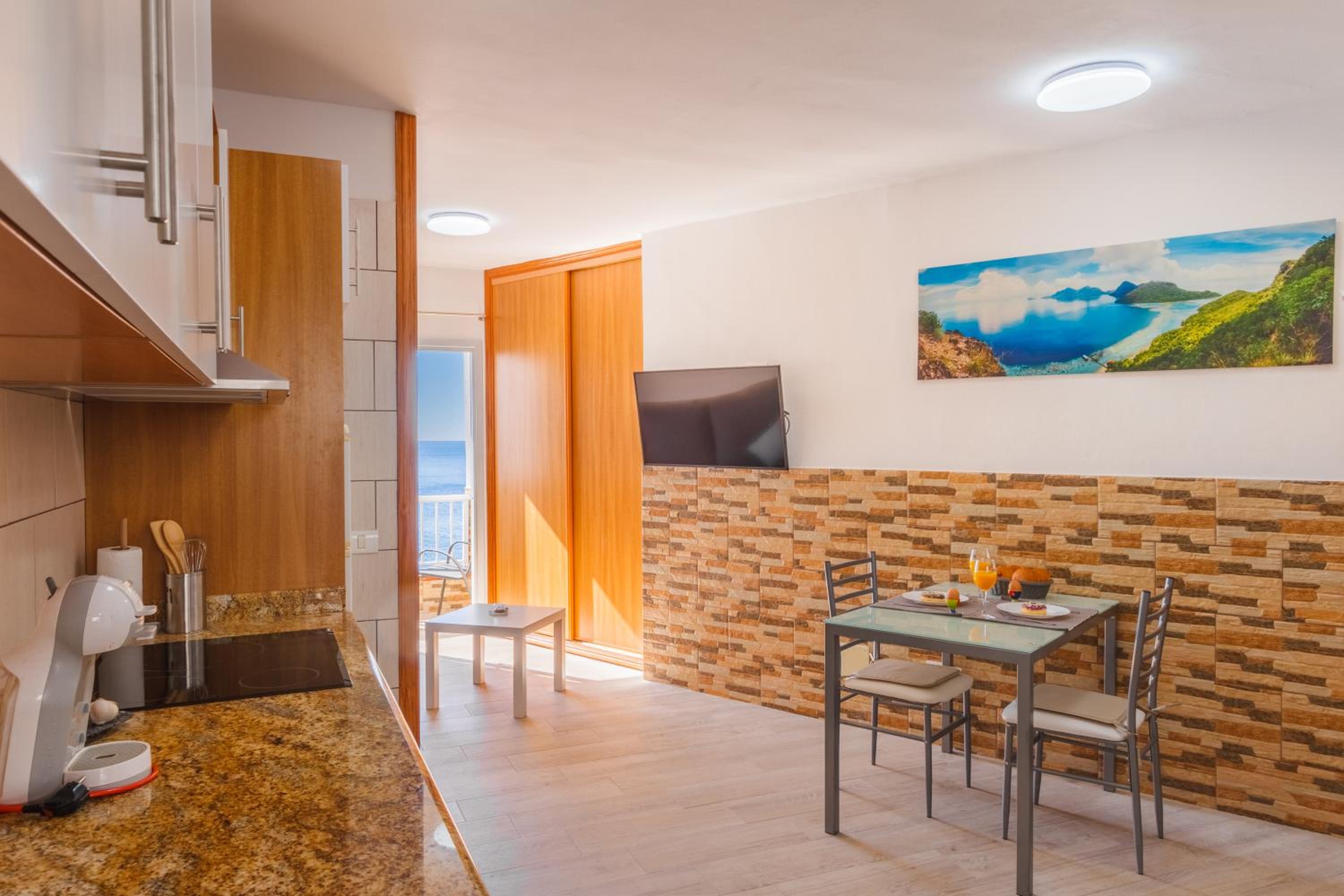 Spacious studio next to the sea with stunning views