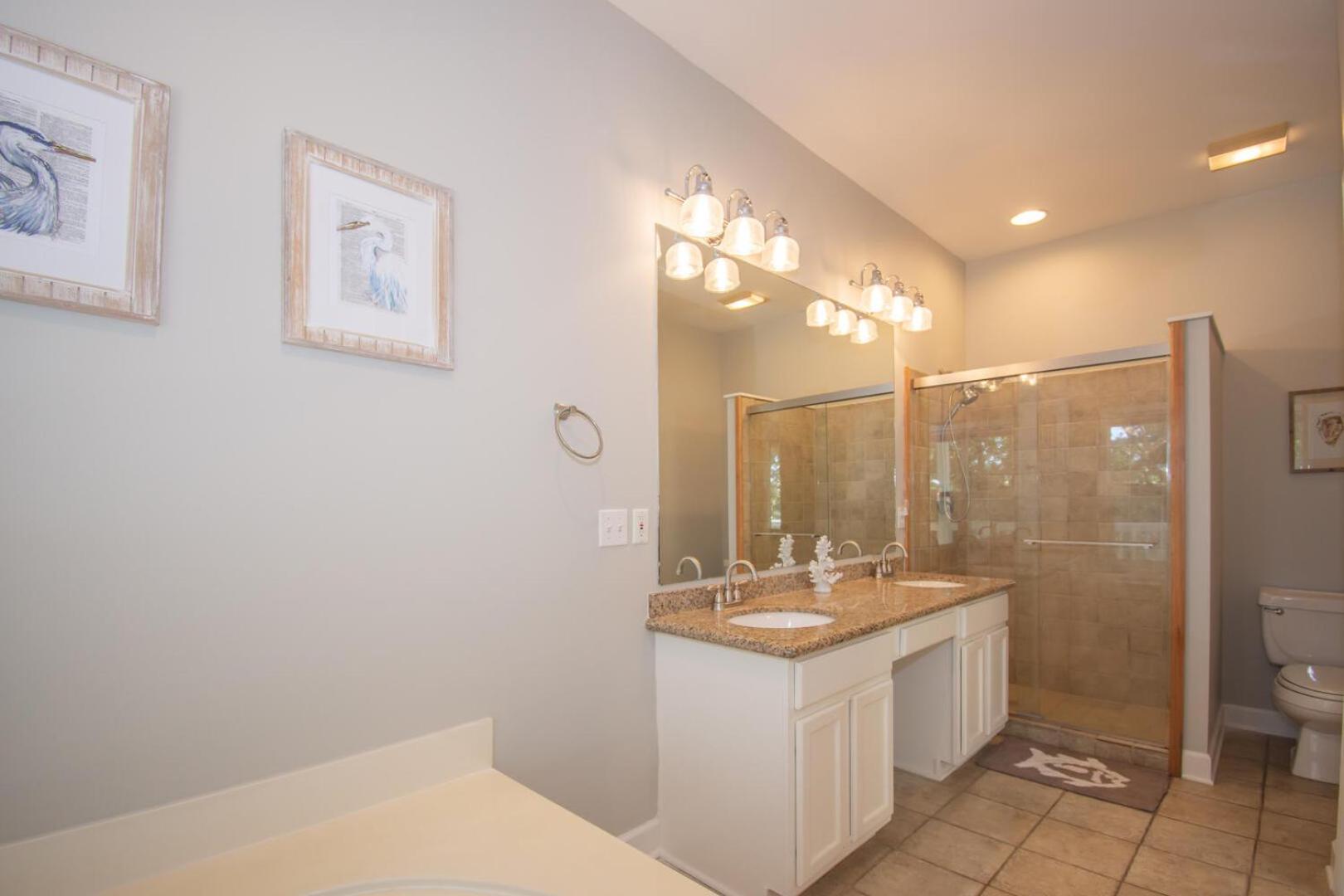 Lovely 2-story, 3-Bd Home, Steps to Marina store and Bonito Boathouse