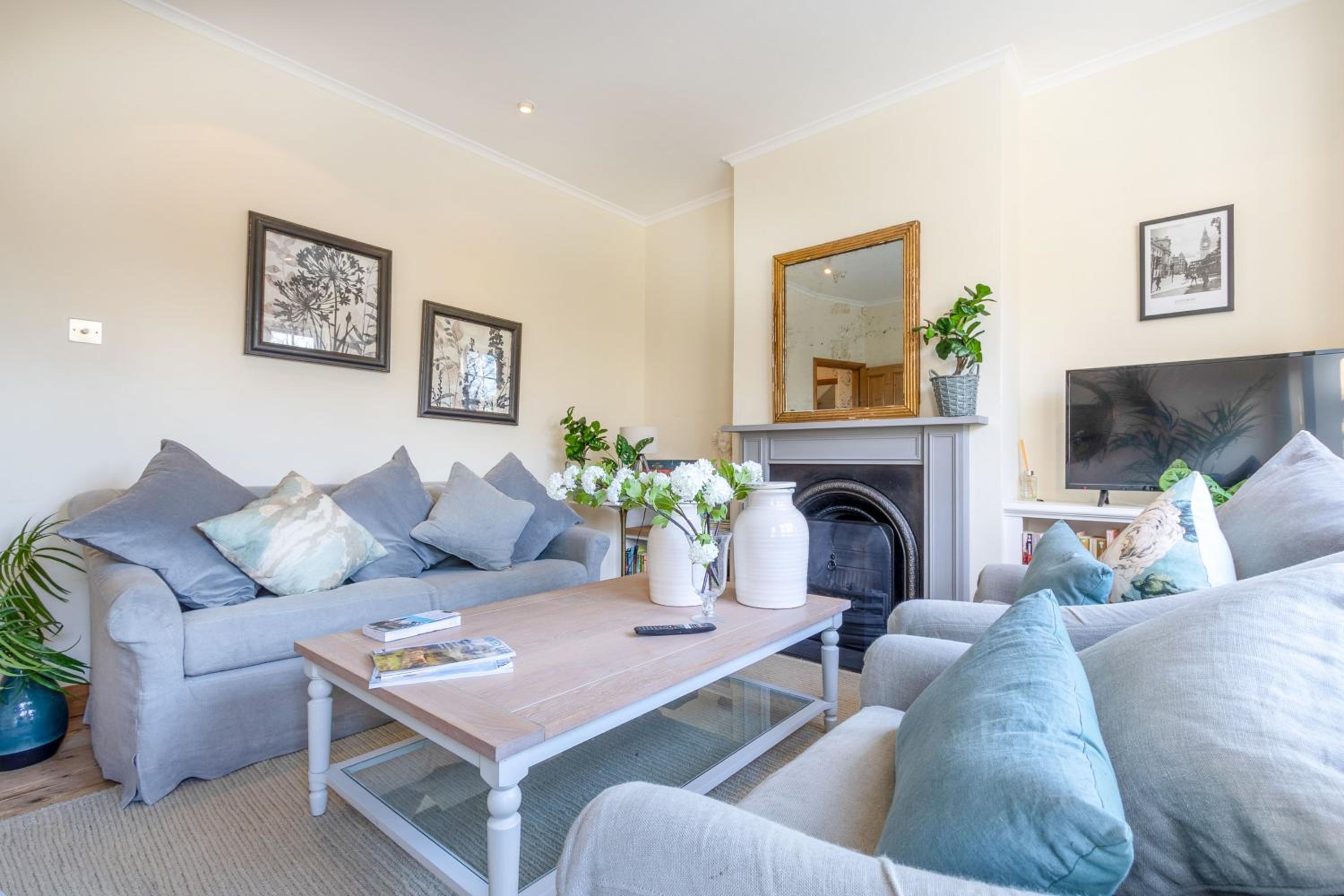 A North London Retreat Cottage, 3 bed with garden