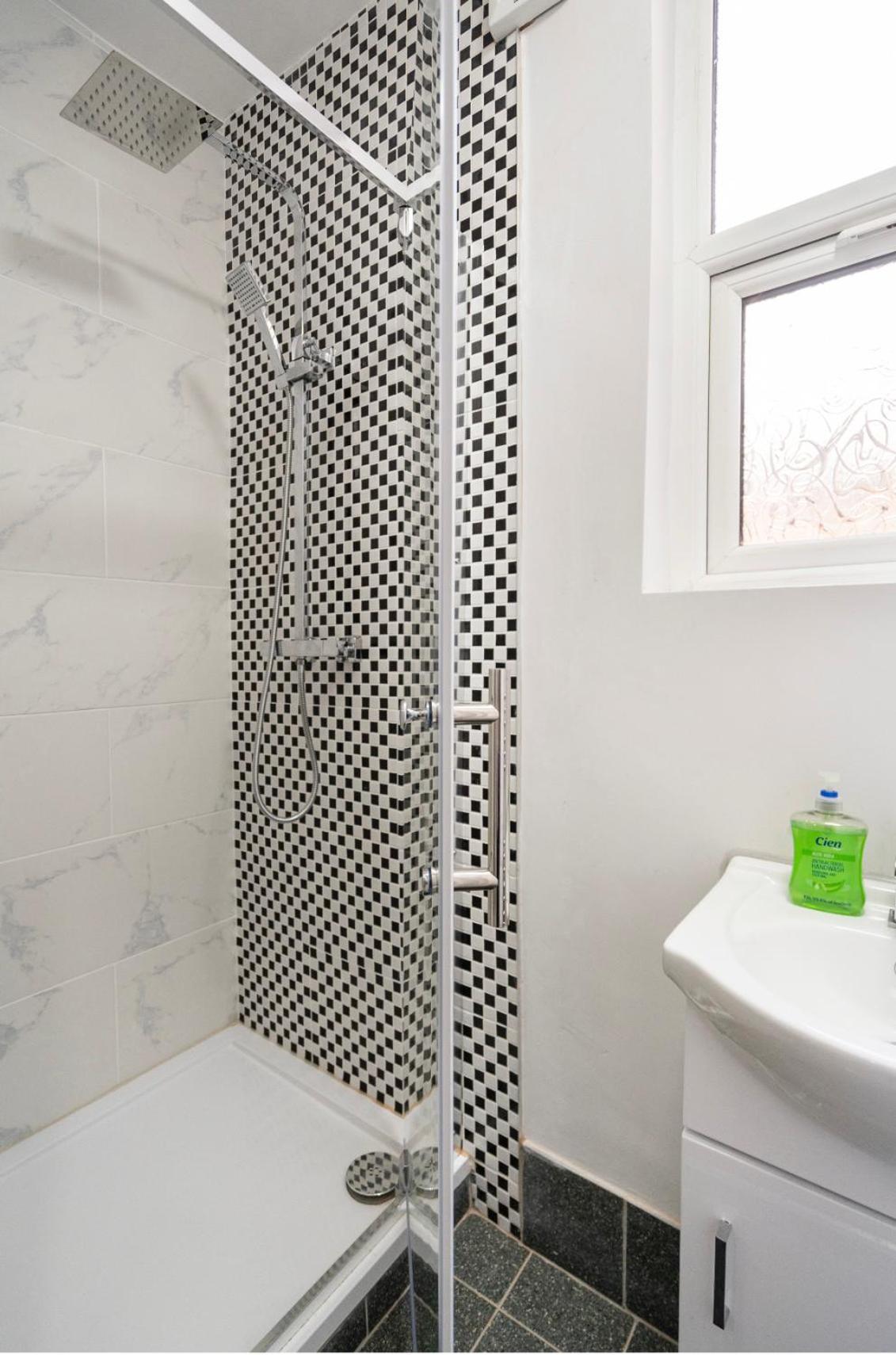 Luxury Flat in Moseley with Free Parking view 5