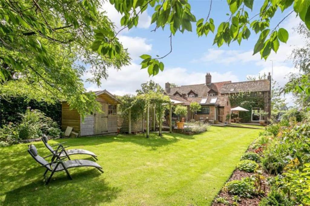 Garden Lodge close to Wakehurst and Kew Seed Bank Ardingly
