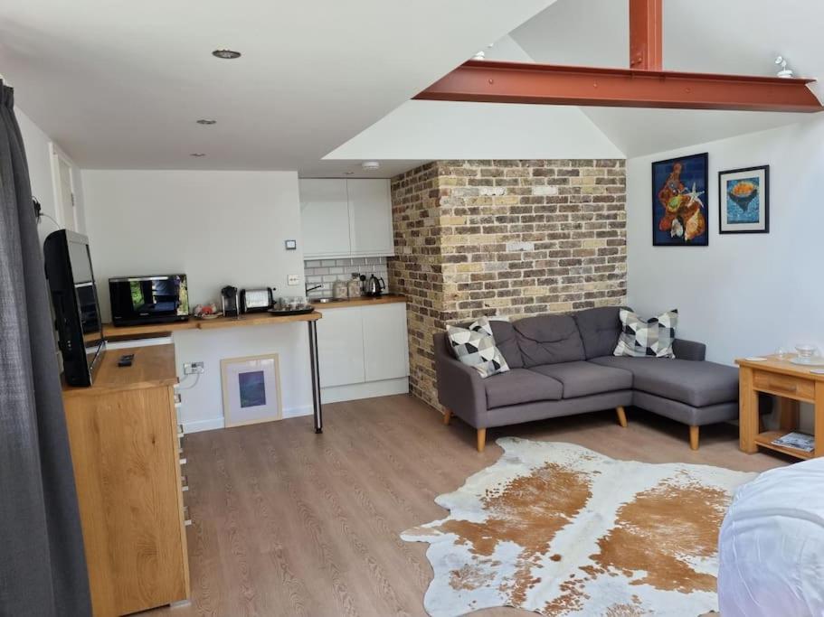 Garden Lodge close to Wakehurst and Kew Seed Bank Ardingly