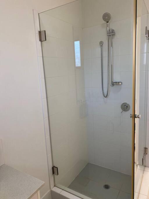 Smart Modern Close City/Airport WIFI/Park/Netflix