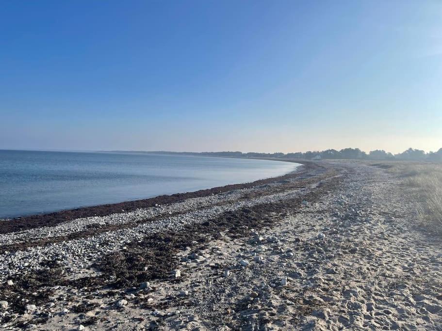 Hyggeligt og lyst feriehus nær stranden i Klint