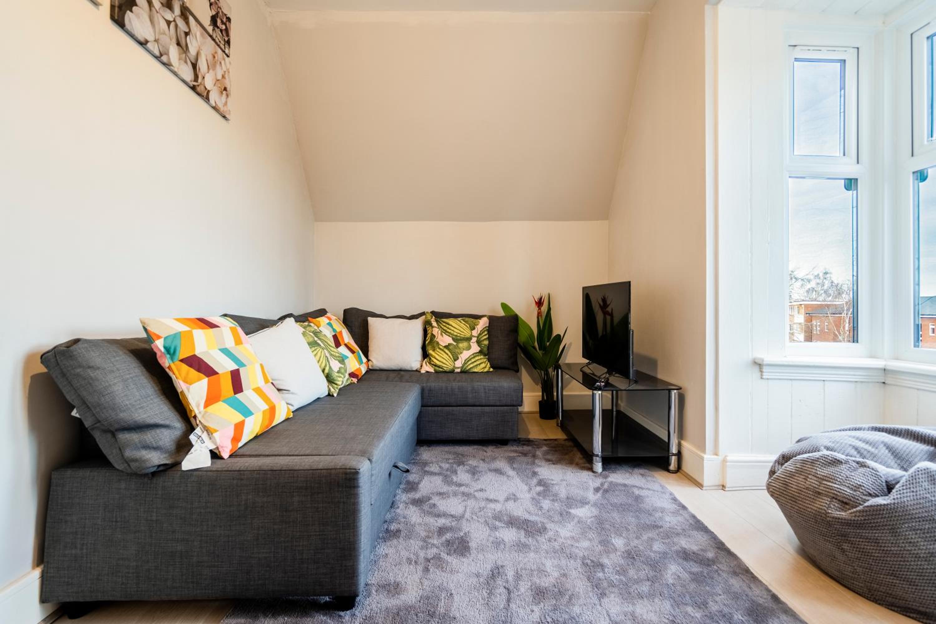 Deluxe 2-Bedroom Flat with Free parking view 2