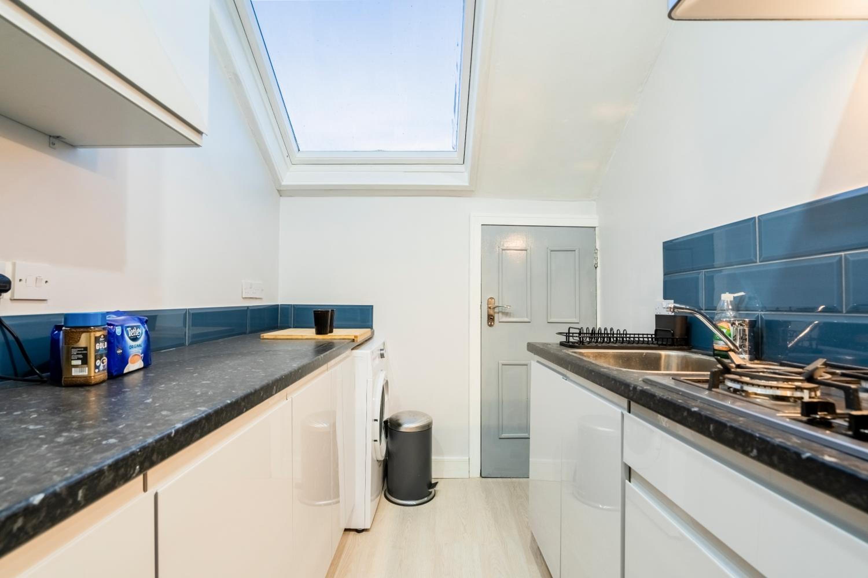Deluxe 2-Bedroom Flat with Free parking view 3