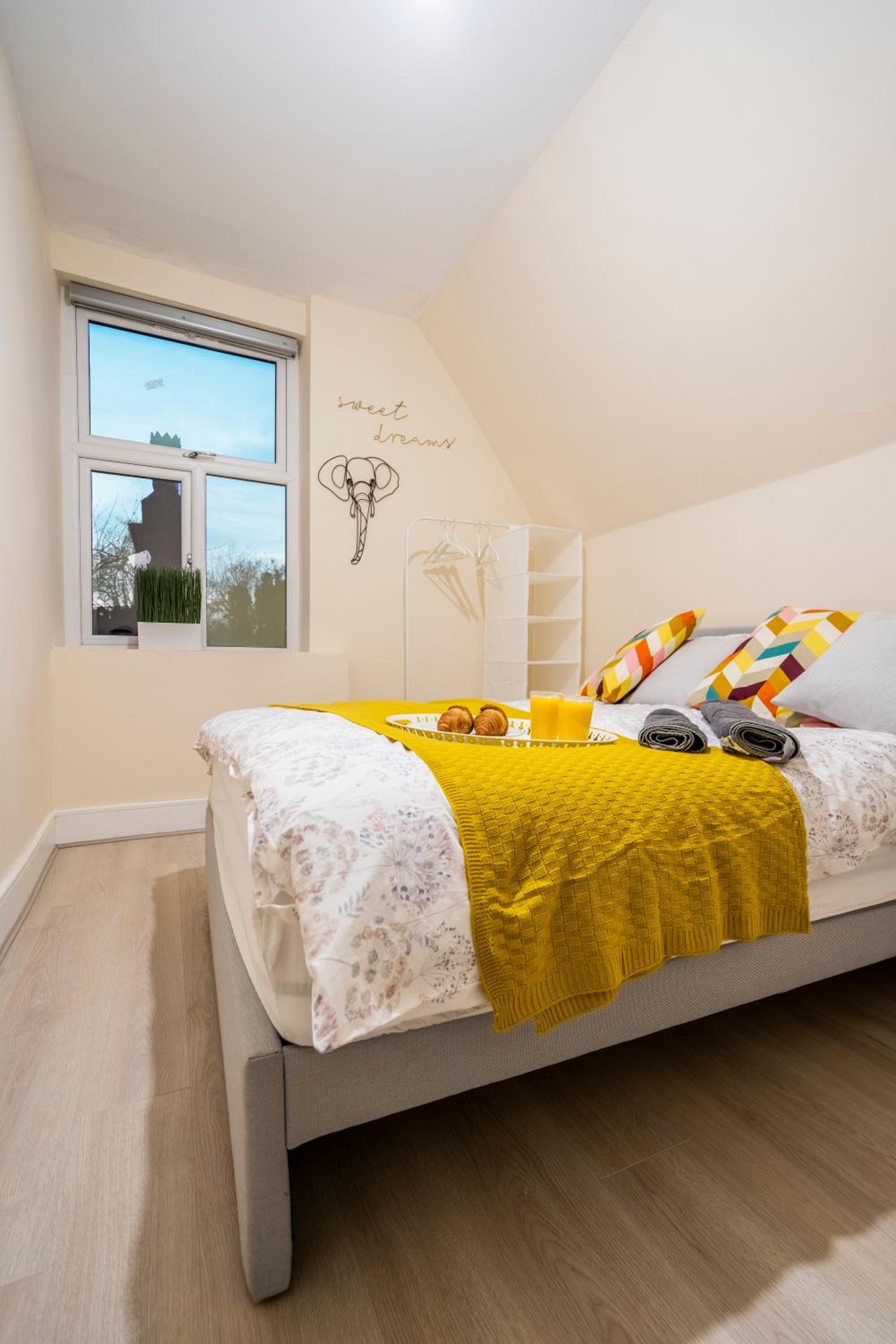 Deluxe 2-Bedroom Flat with Free parking view 4