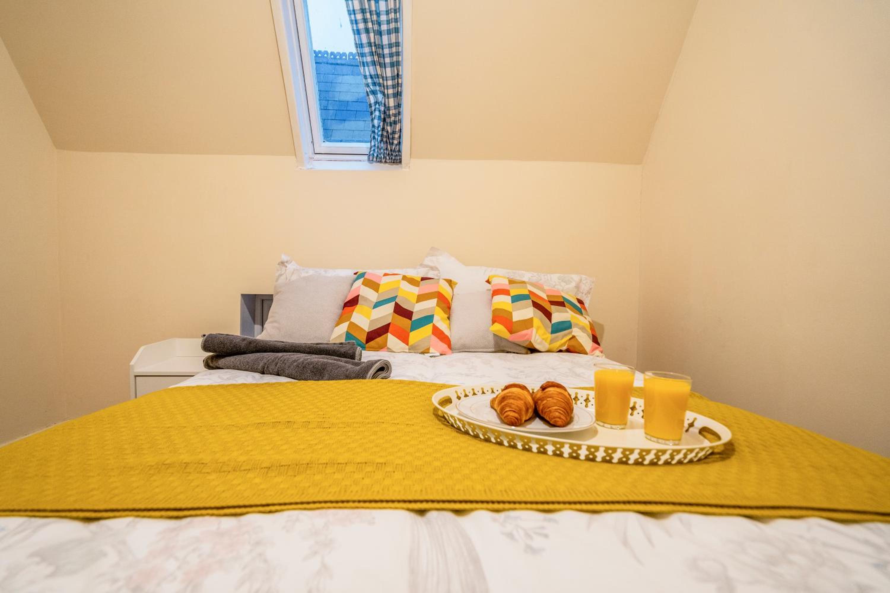 Deluxe 2-Bedroom Flat with Free parking view 5