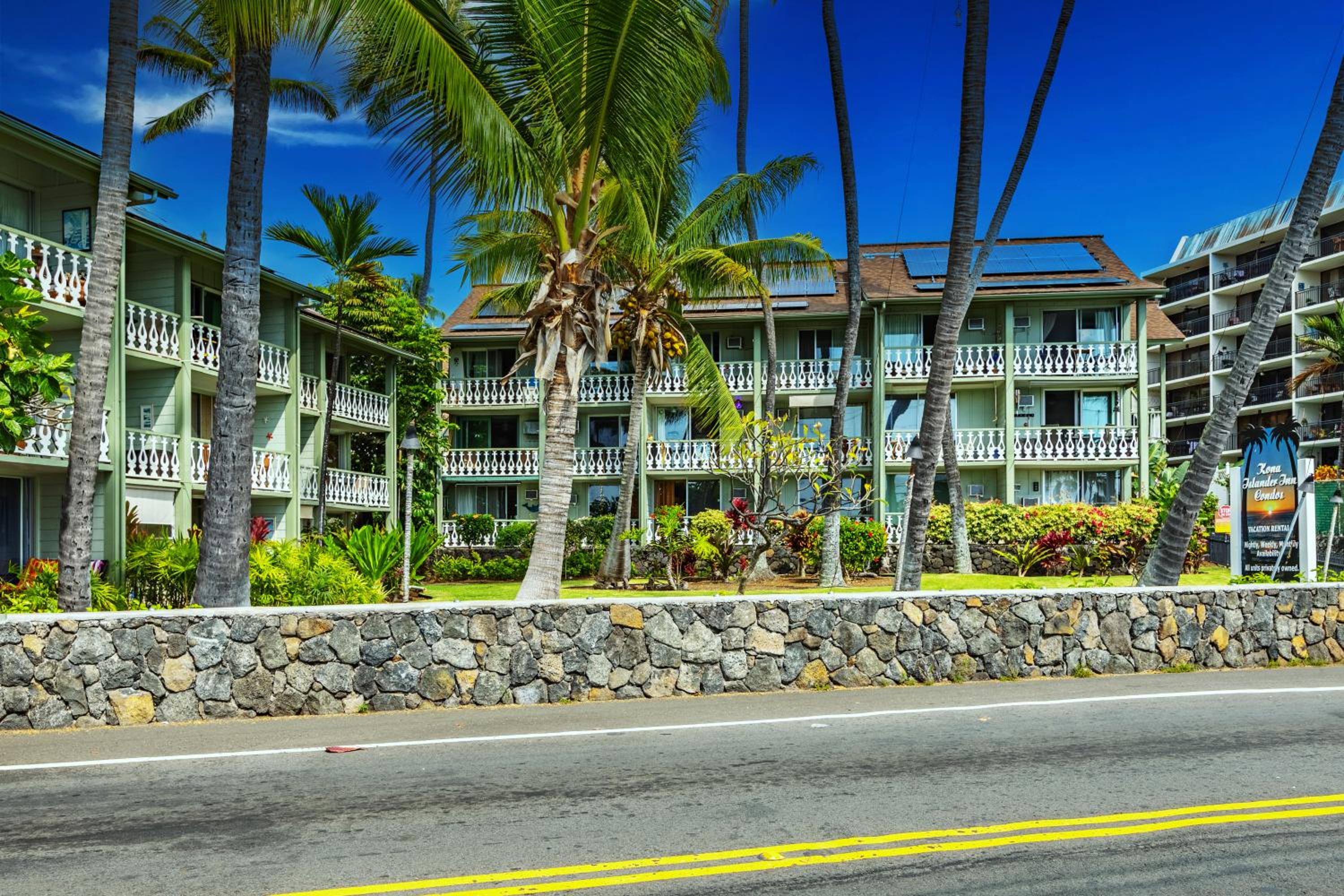 Hotel DOWNTOWN LOCATION! Hawaiian Theme Condo with Hot Tub, Pool & Beach