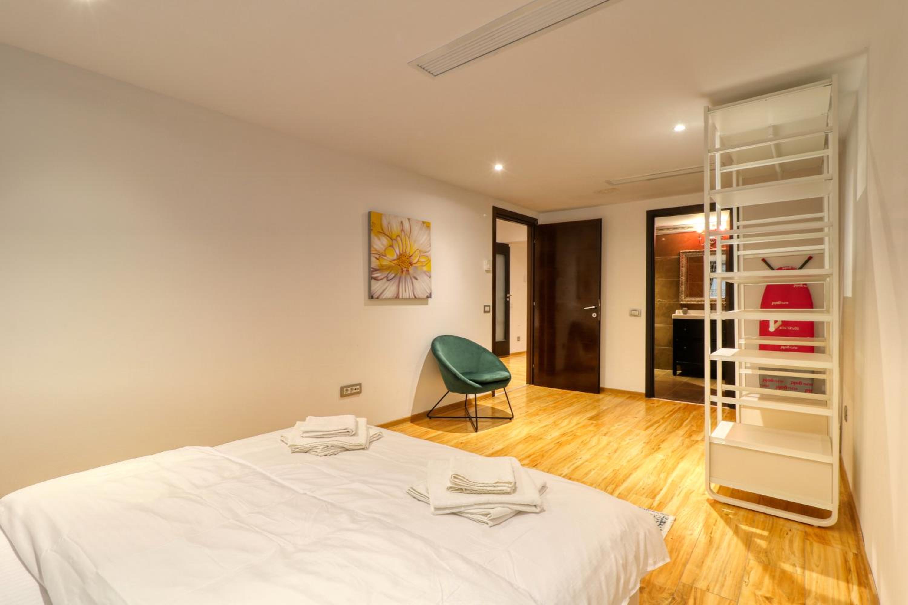 Luxurious 3 Bedroom Apartment in Herastrau view 2