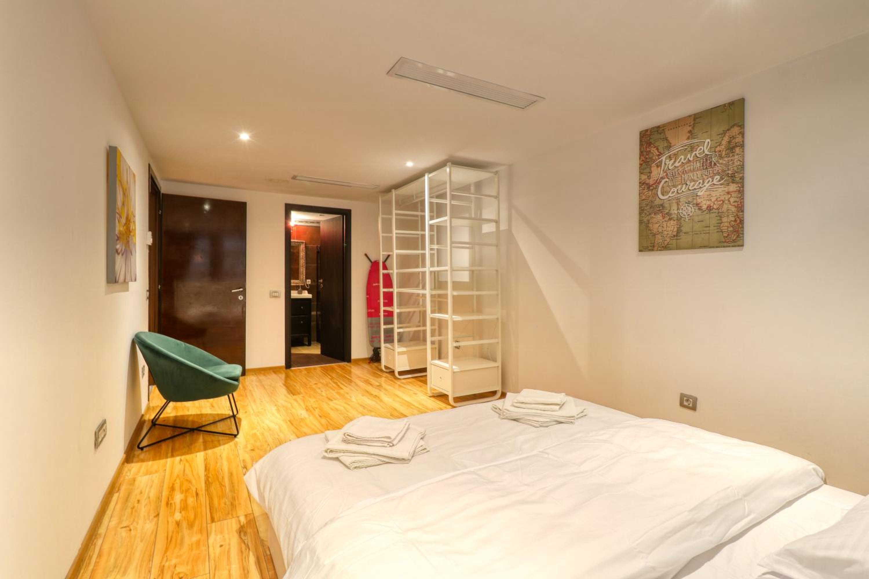 Luxurious 3 Bedroom Apartment in Herastrau view 4
