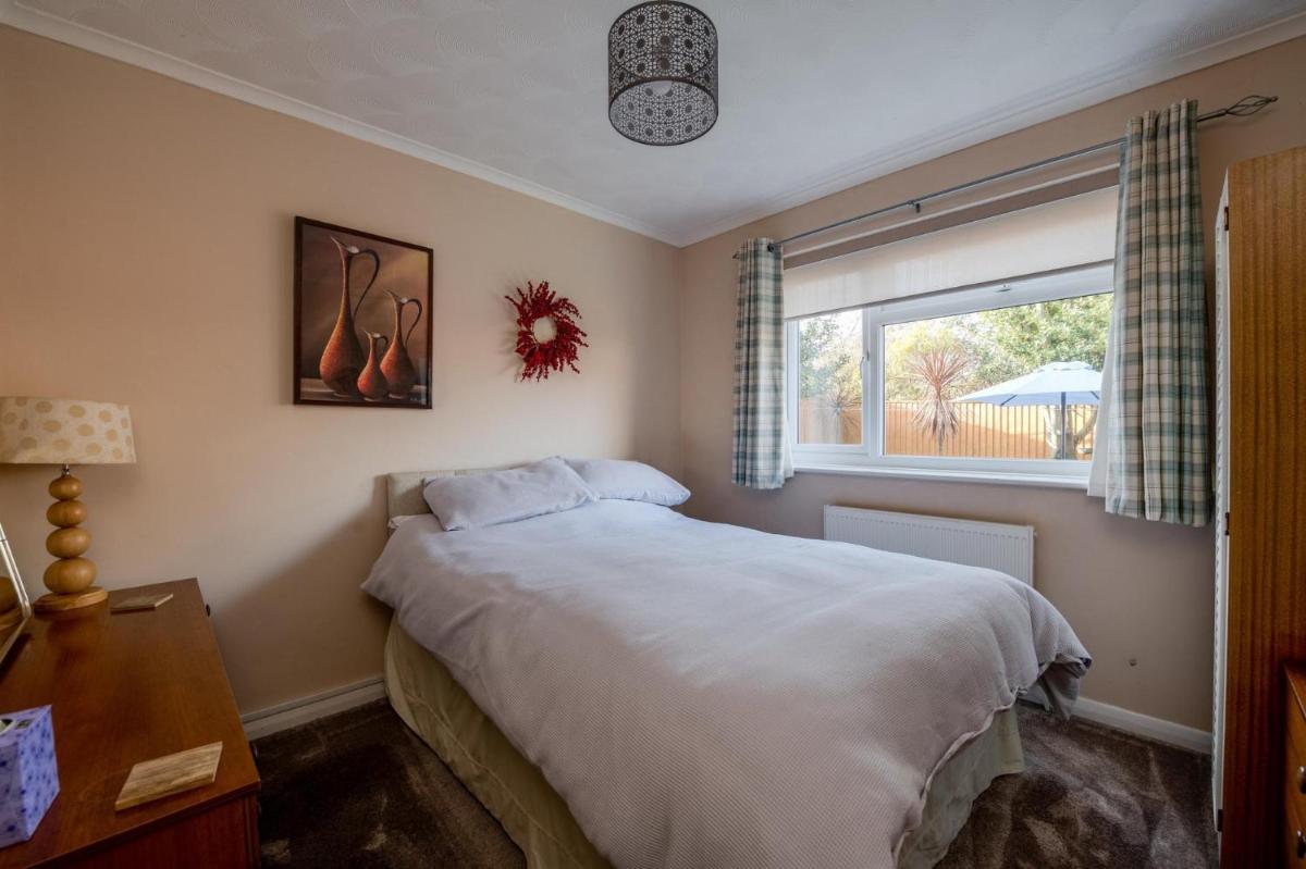 3 Bed Renovated Bungalow - 3 car or RV pkg - Garden view 2