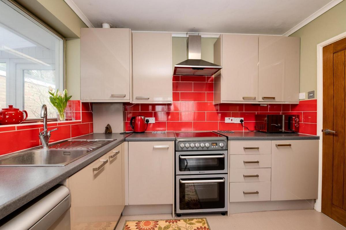 3 Bed Renovated Bungalow - 3 car or RV pkg - Garden view 5
