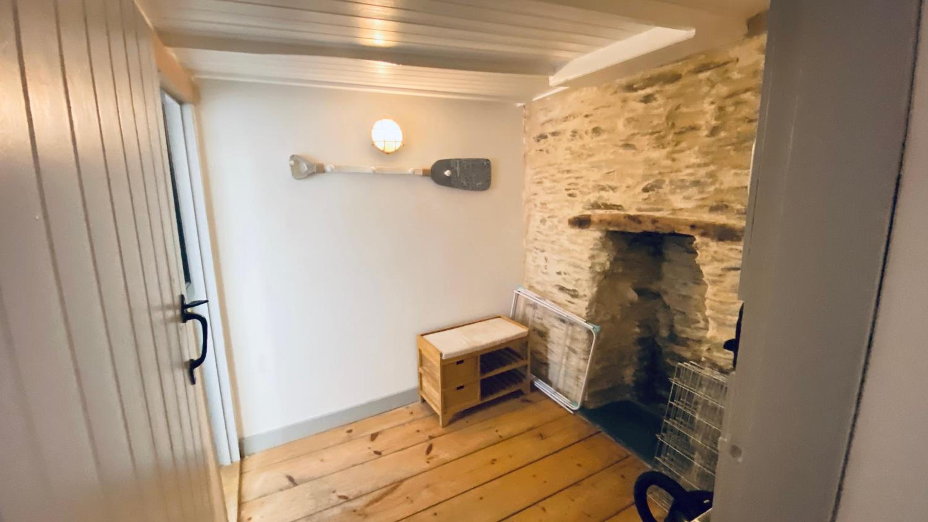 SPINDRIFT is A Beautiful Newly Refurbished THREE BEDROOM Private Family House located on the OLD HARBOUR and the COASTAL PATH in the Heart of Beautiful POL