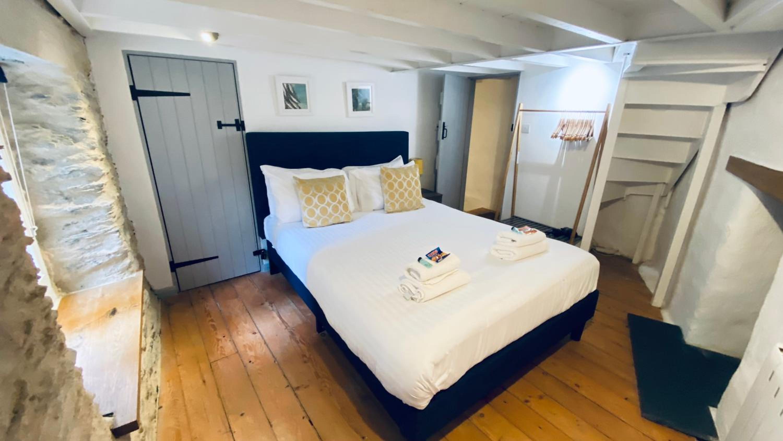 SPINDRIFT is A Beautiful Newly Refurbished THREE BEDROOM Private Family House located on the OLD HARBOUR and the COASTAL PATH in the Heart of Beautiful POL