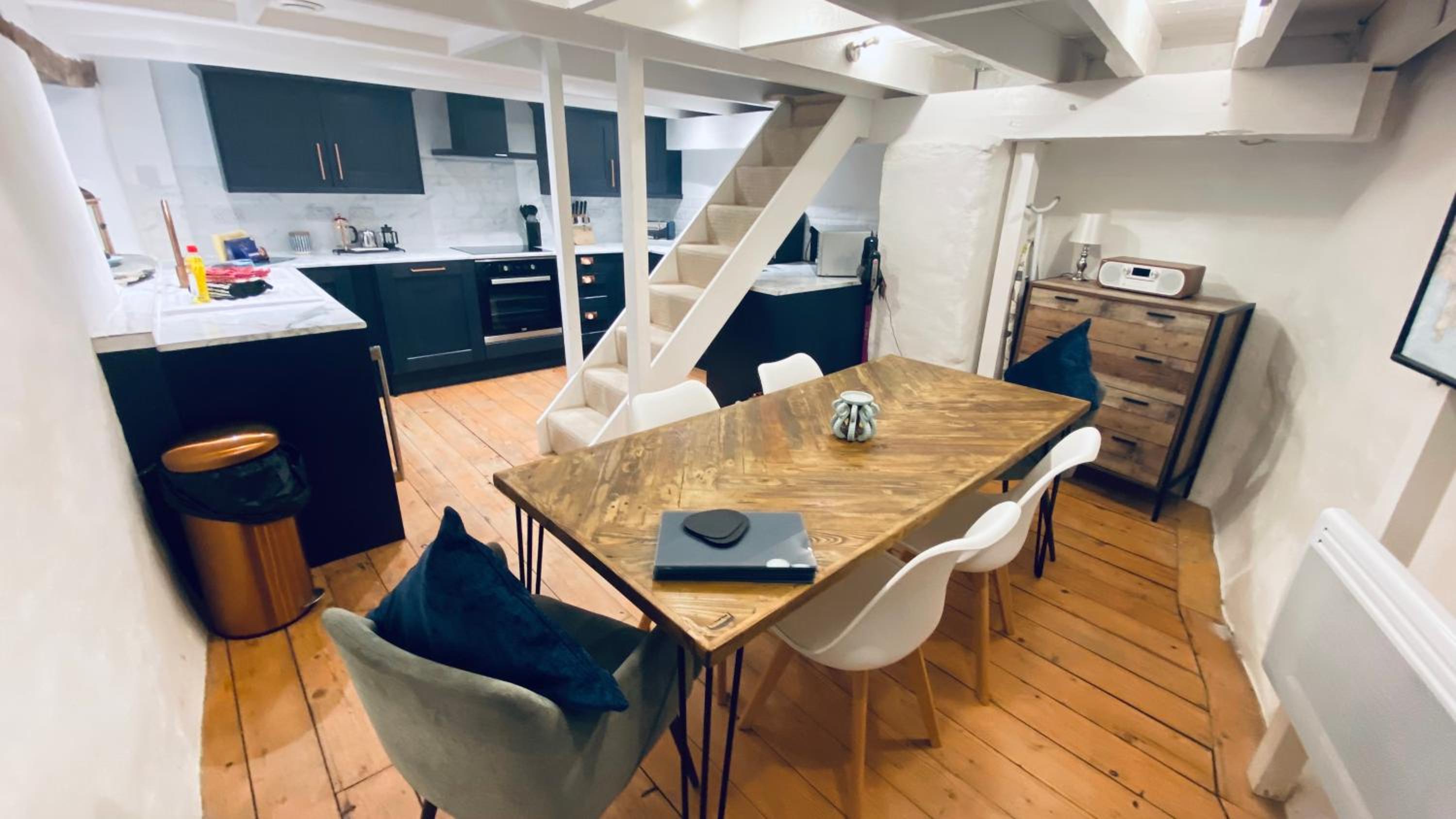 SPINDRIFT is A Beautiful Newly Refurbished THREE BEDROOM Private Family House located on the OLD HARBOUR and the COASTAL PATH in the Heart of Beautiful POL