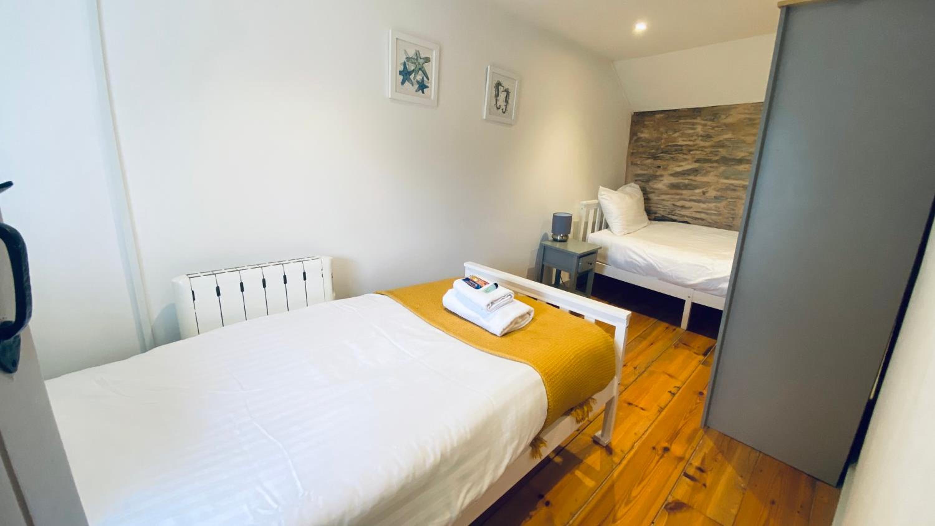 SPINDRIFT is A Beautiful Newly Refurbished THREE BEDROOM Private Family House located on the OLD HARBOUR and the COASTAL PATH in the Heart of Beautiful POL
