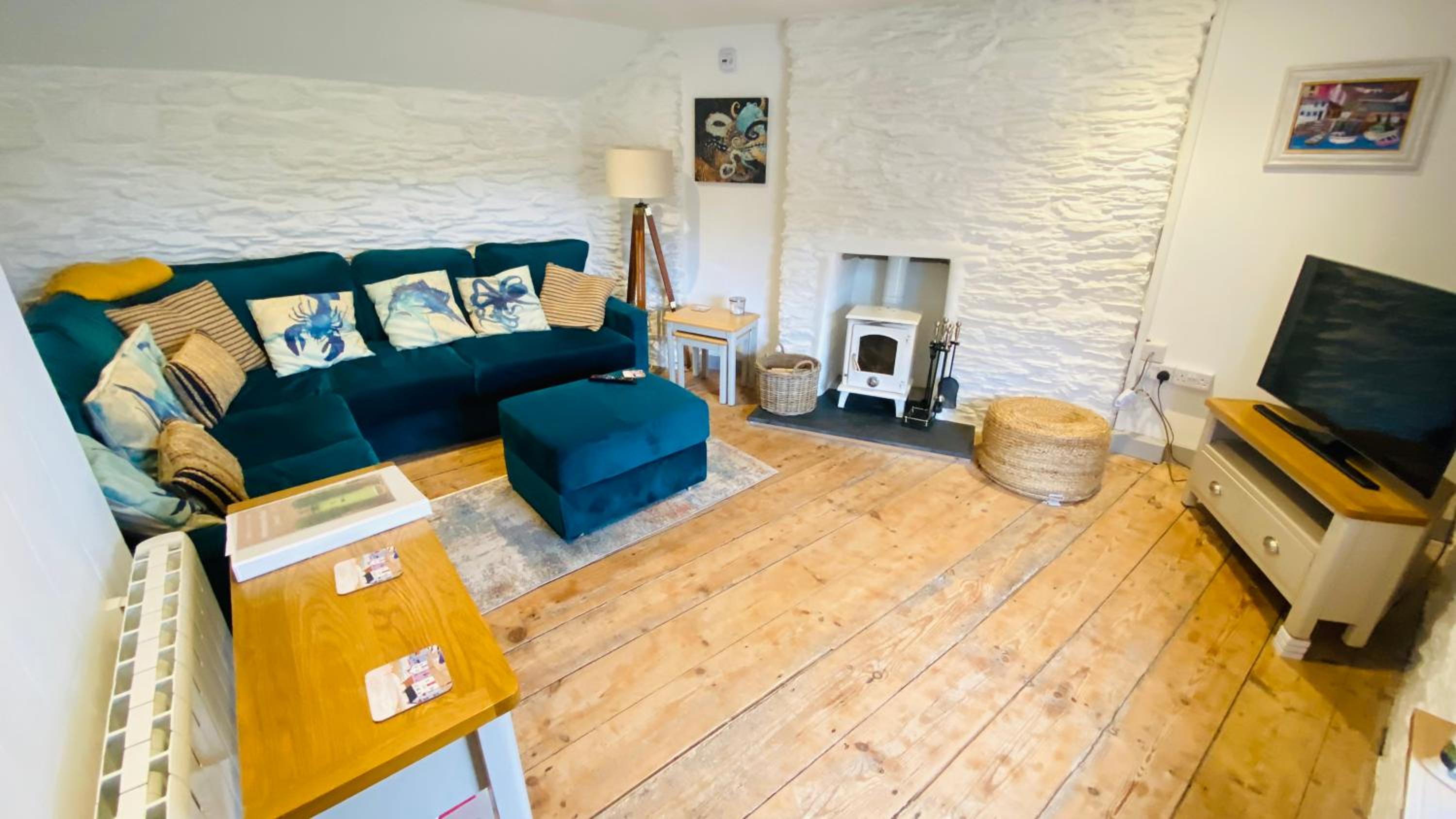 SPINDRIFT is A Beautiful Newly Refurbished THREE BEDROOM Private Family House located on the OLD HARBOUR and the COASTAL PATH in the Heart of Beautiful POL