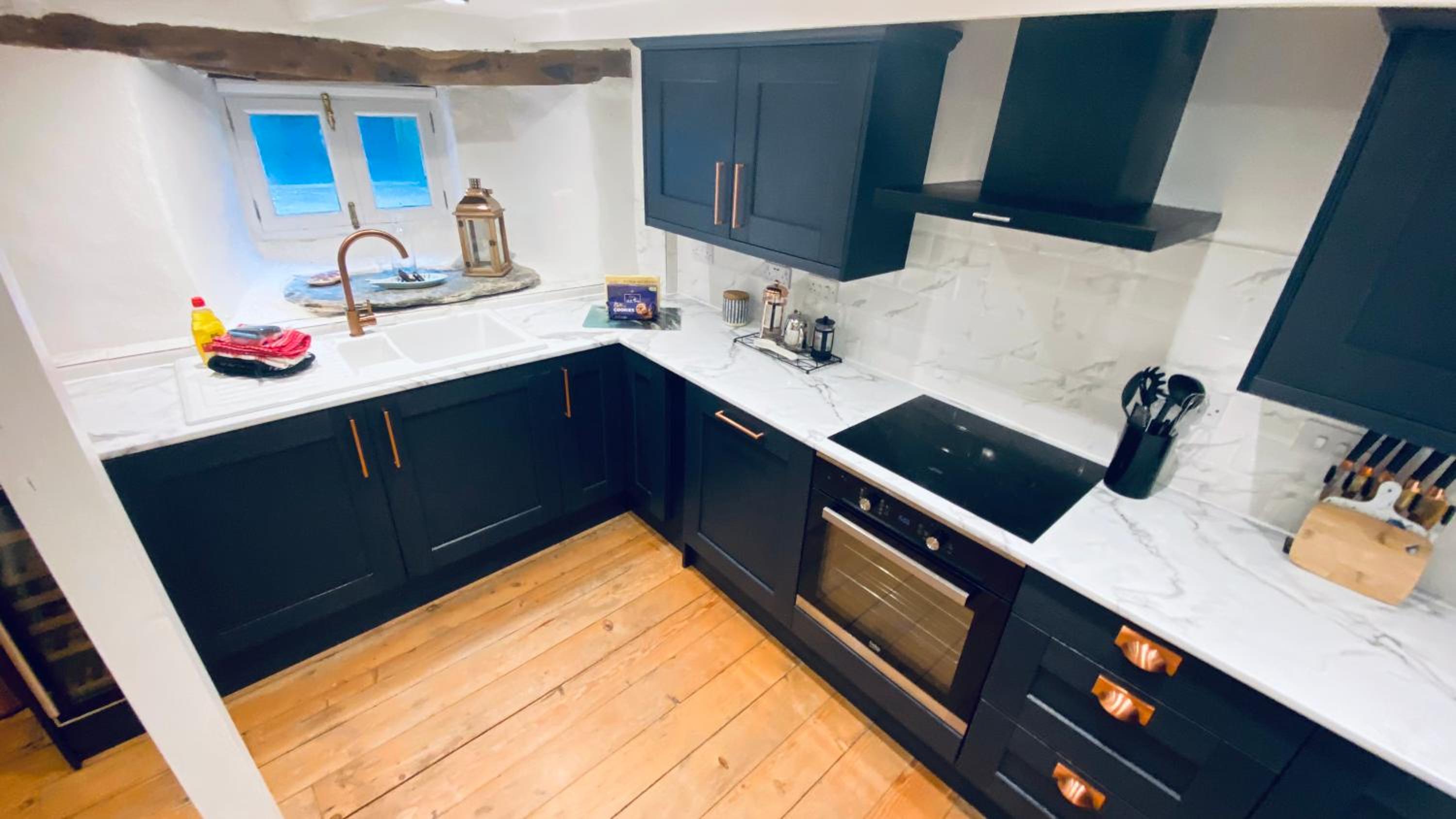 SPINDRIFT is A Beautiful Newly Refurbished THREE BEDROOM Private Family House located on the OLD HARBOUR and the COASTAL PATH in the Heart of Beautiful POL
