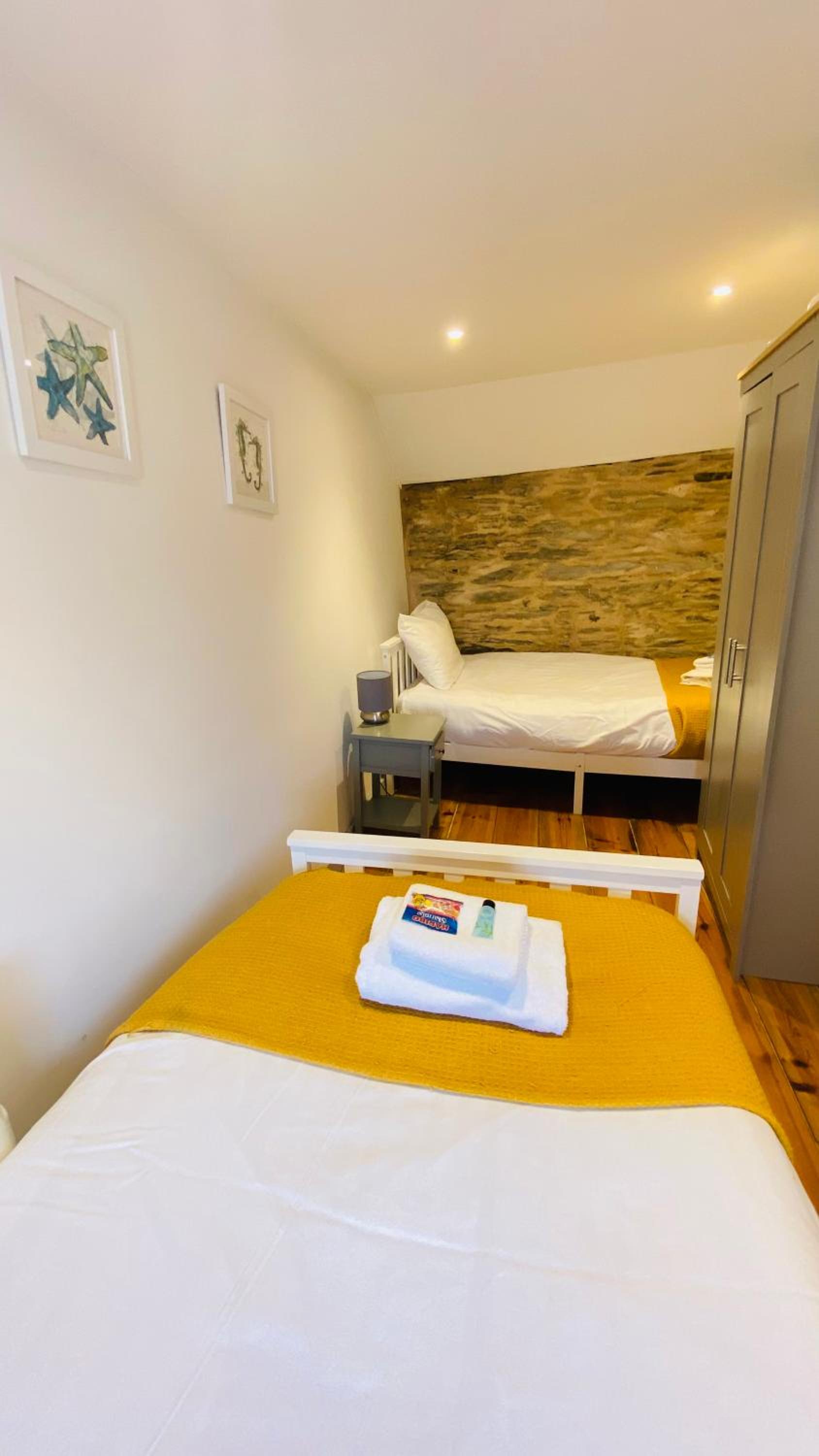 SPINDRIFT is A Beautiful Newly Refurbished THREE BEDROOM Private Family House located on the OLD HARBOUR and the COASTAL PATH in the Heart of Beautiful POL