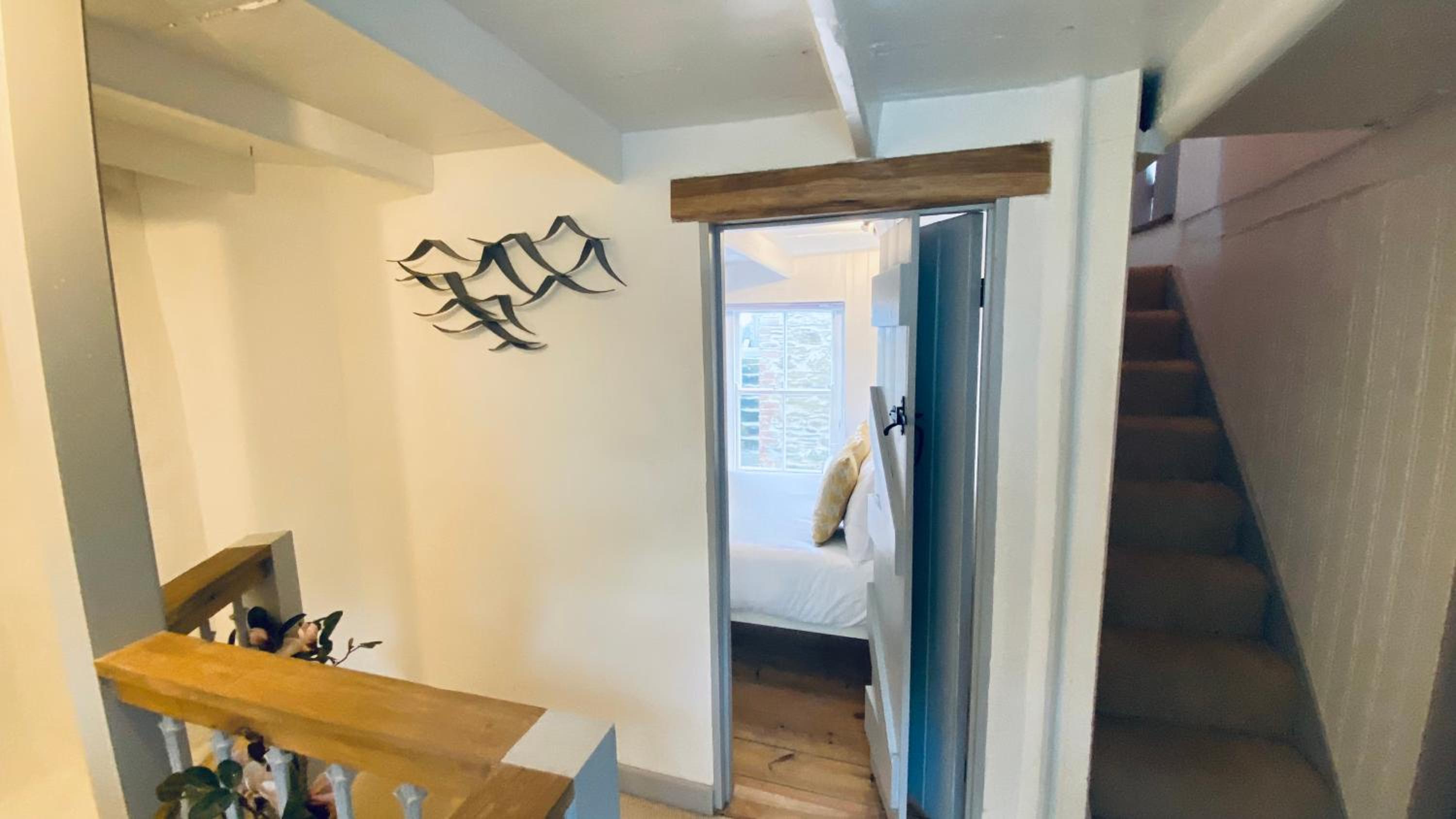 SPINDRIFT is A Beautiful Newly Refurbished THREE BEDROOM Private Family House located on the OLD HARBOUR and the COASTAL PATH in the Heart of Beautiful POL