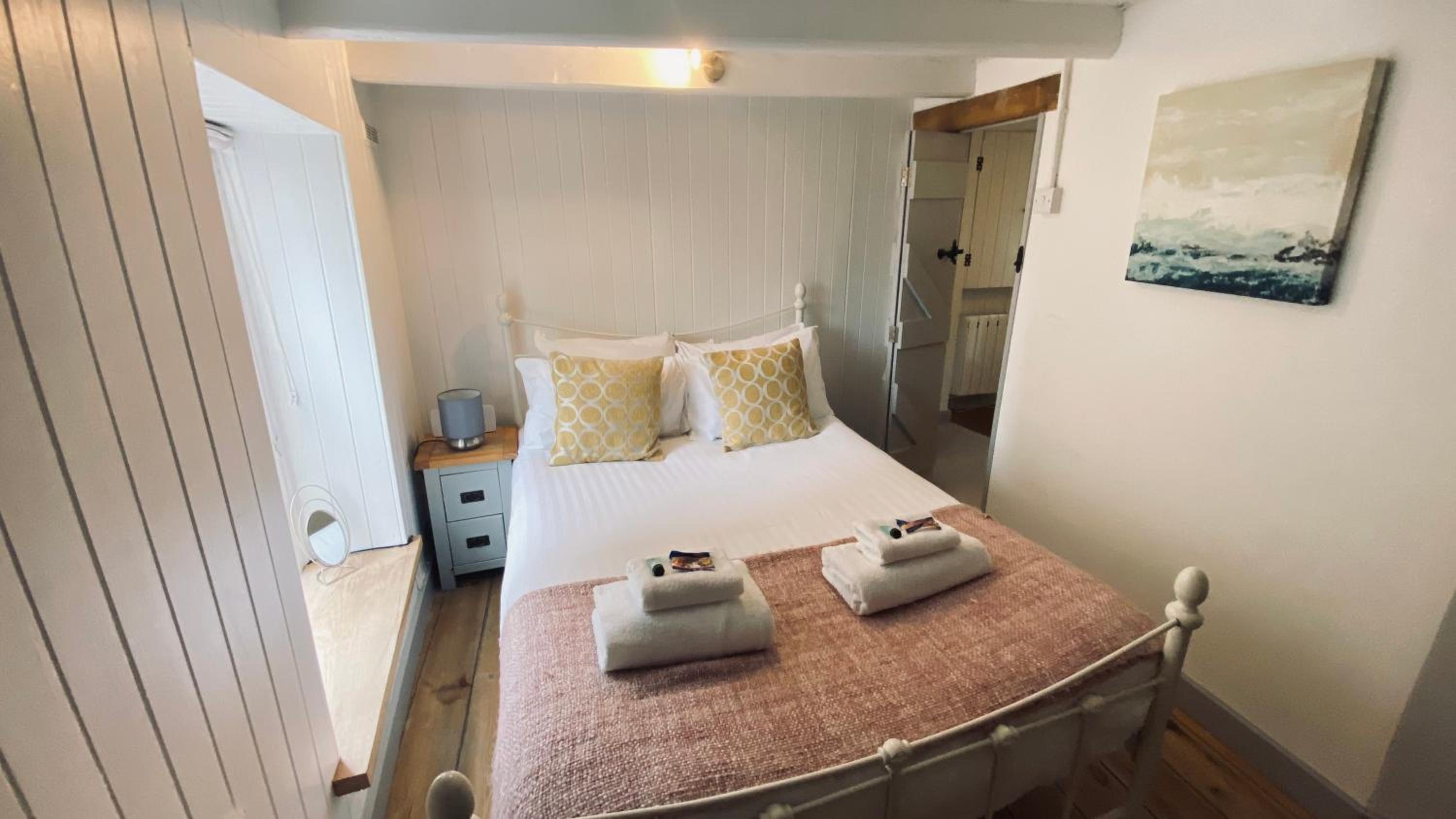 SPINDRIFT is A Beautiful Newly Refurbished THREE BEDROOM Private Family House located on the OLD HARBOUR and the COASTAL PATH in the Heart of Beautiful POL