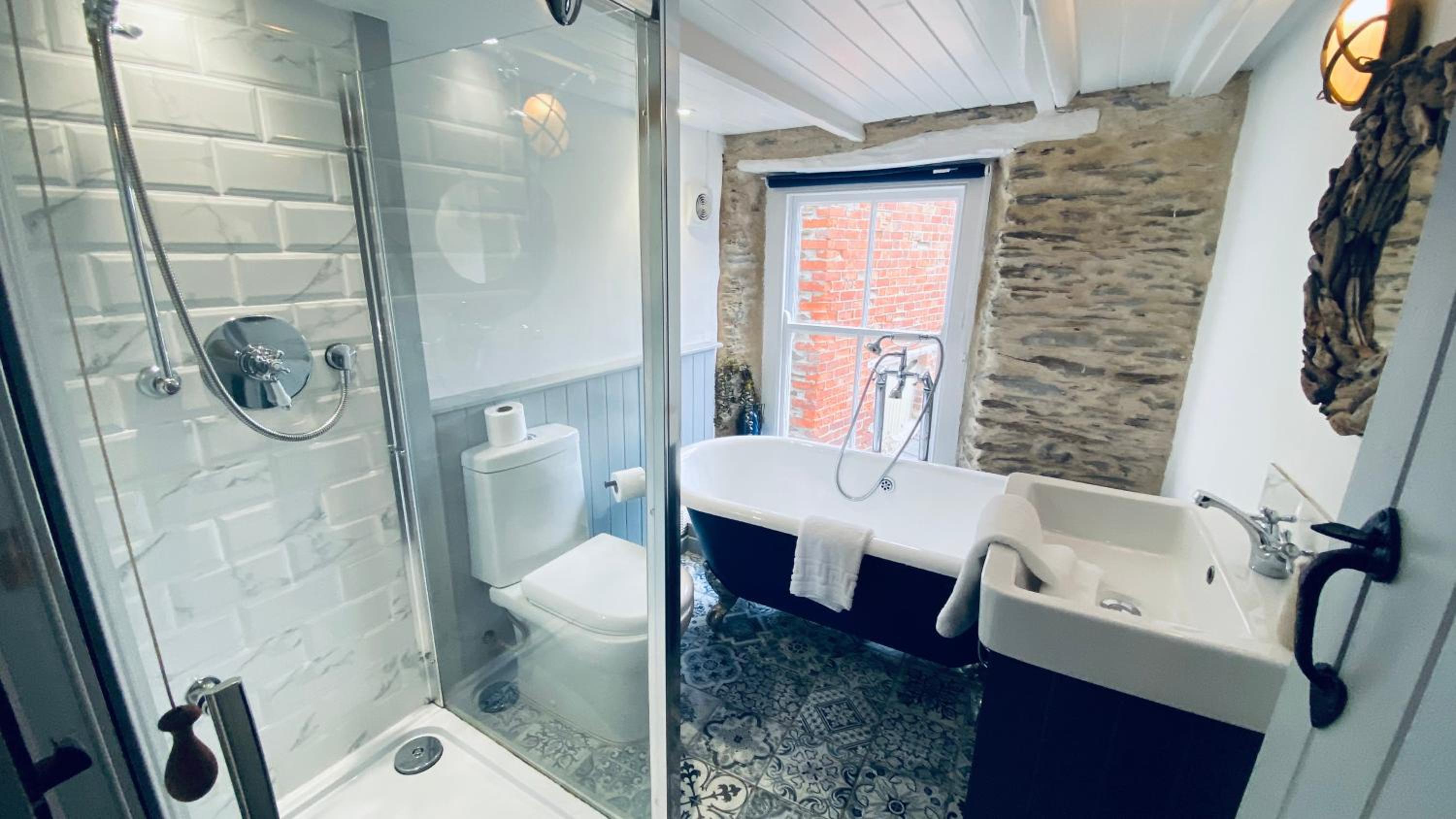 SPINDRIFT is A Beautiful Newly Refurbished THREE BEDROOM Private Family House located on the OLD HARBOUR and the COASTAL PATH in the Heart of Beautiful POL