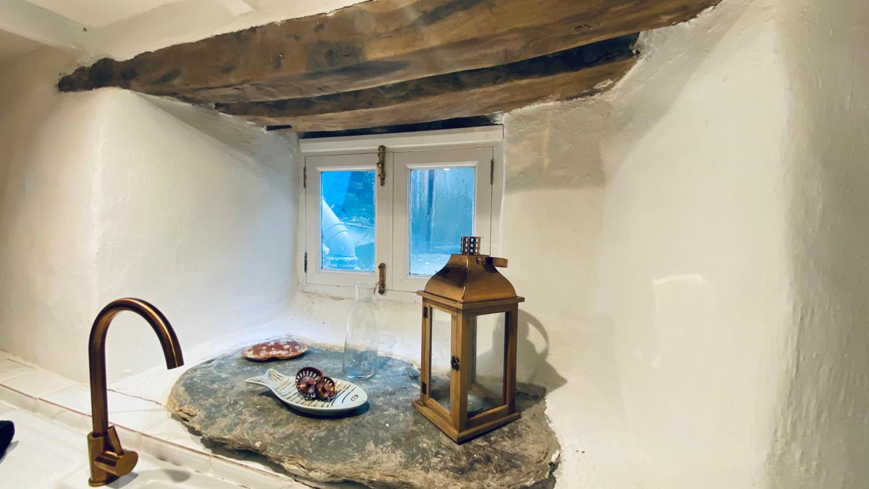 SPINDRIFT is A Beautiful Newly Refurbished THREE BEDROOM Private Family House located on the OLD HARBOUR and the COASTAL PATH in the Heart of Beautiful POL
