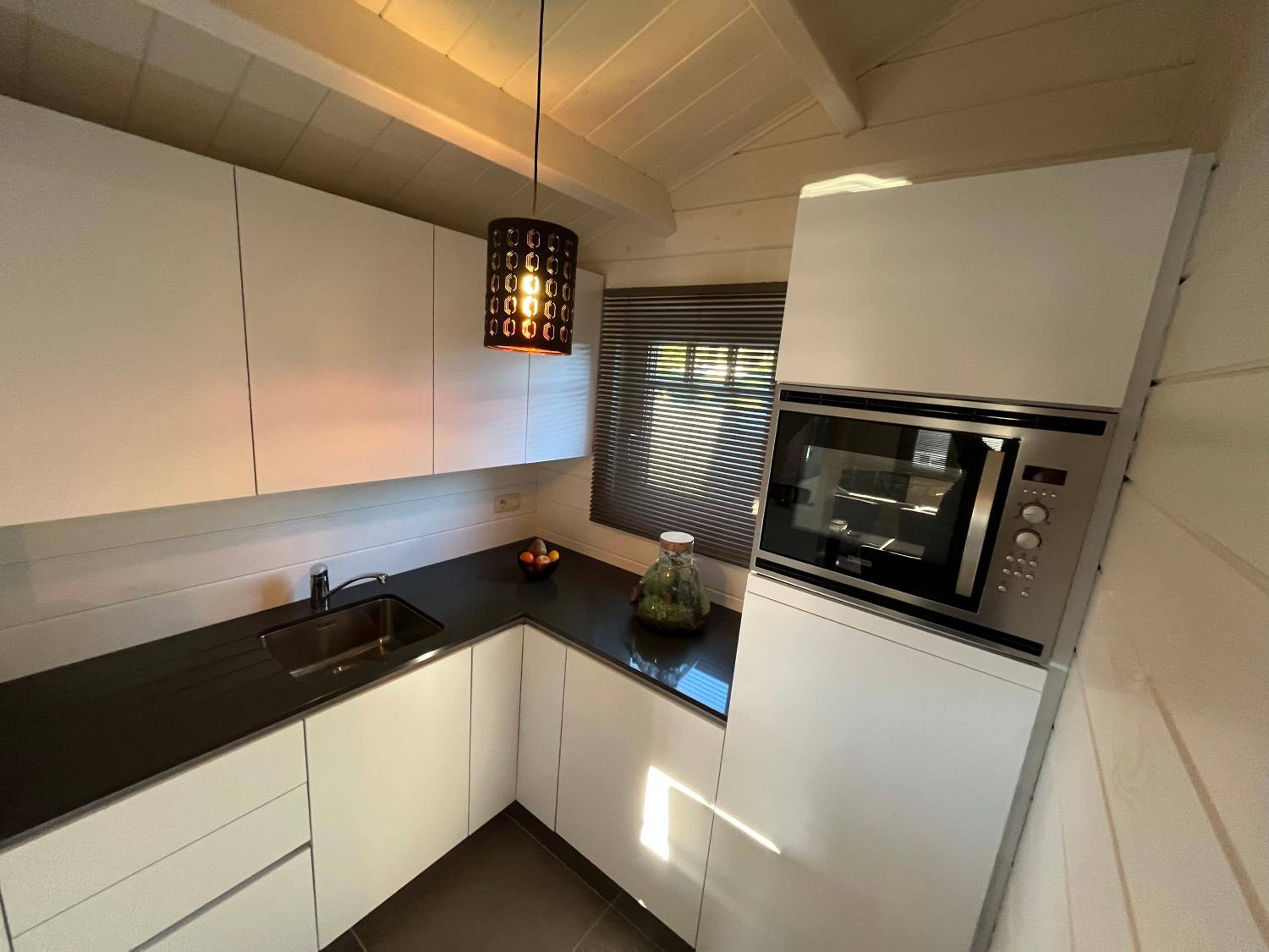 Welkom bij Mario, Een charmante Chalet gelegen aan een vijver in bosrijke omgeving waar je tot rust kan komen.
