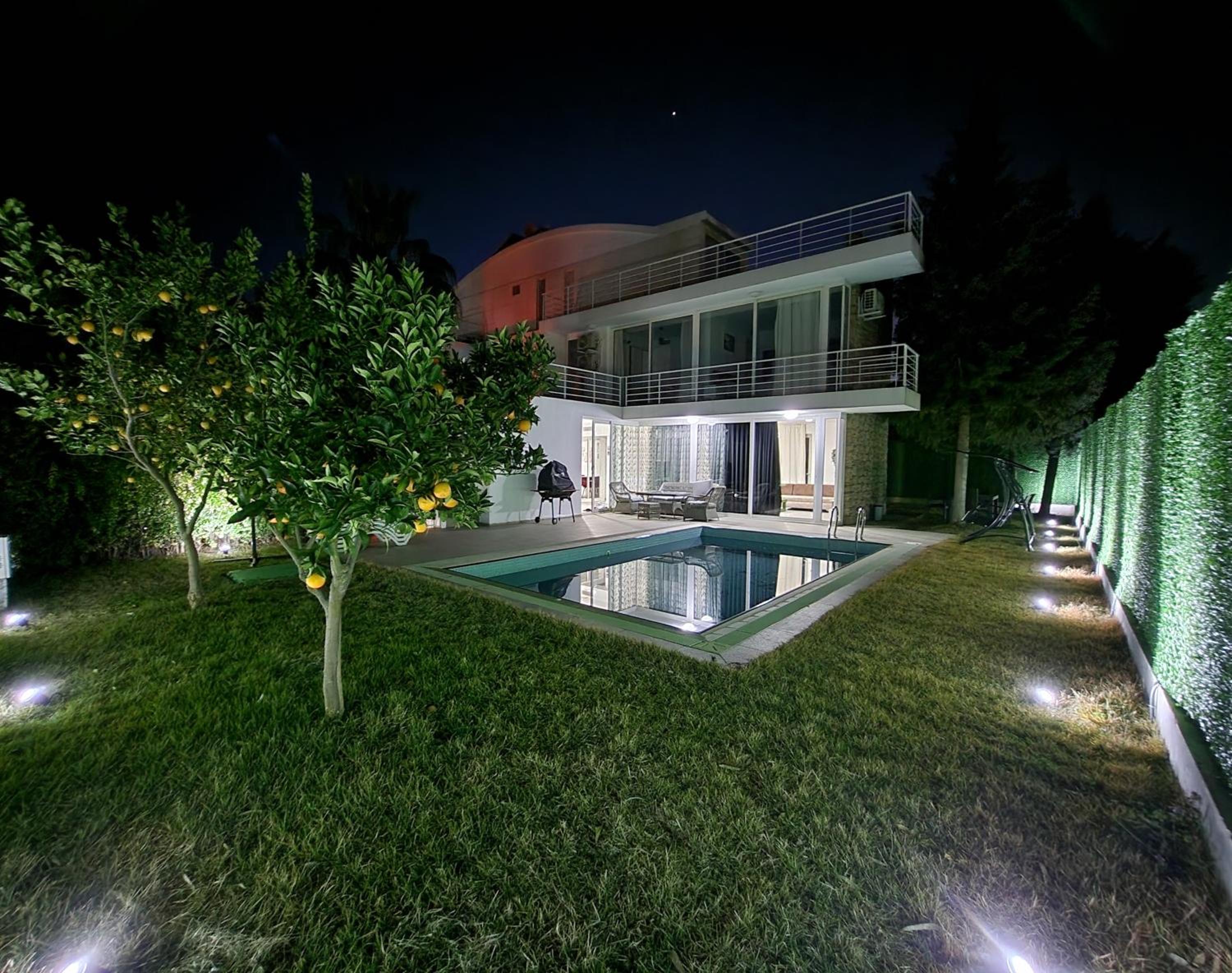 Hotel Feronia white castle. - Image 1