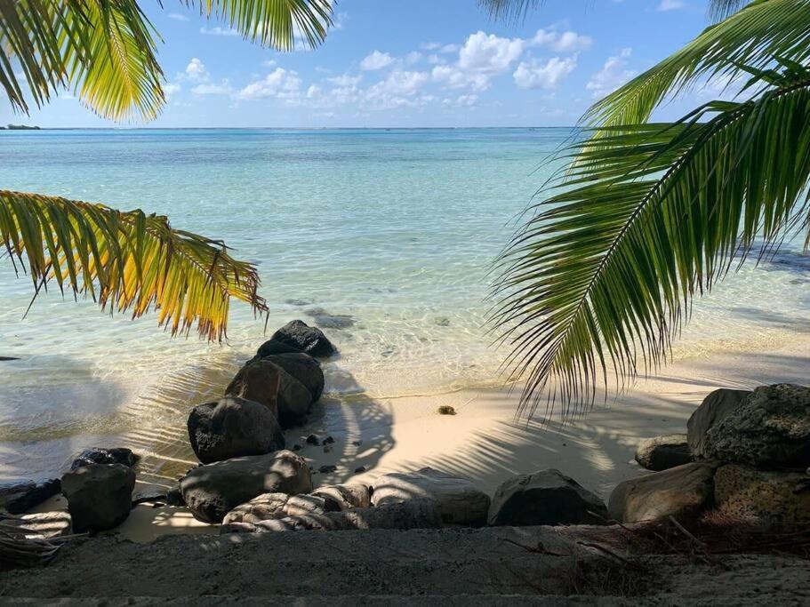 Fare Eimeo - Local-Chic Beachfront Cottage view 4