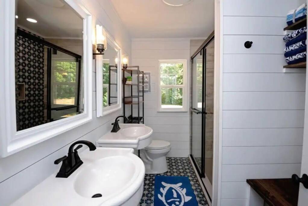 Little Blue Cottage: a wooded getaway near beaches and towns view 5