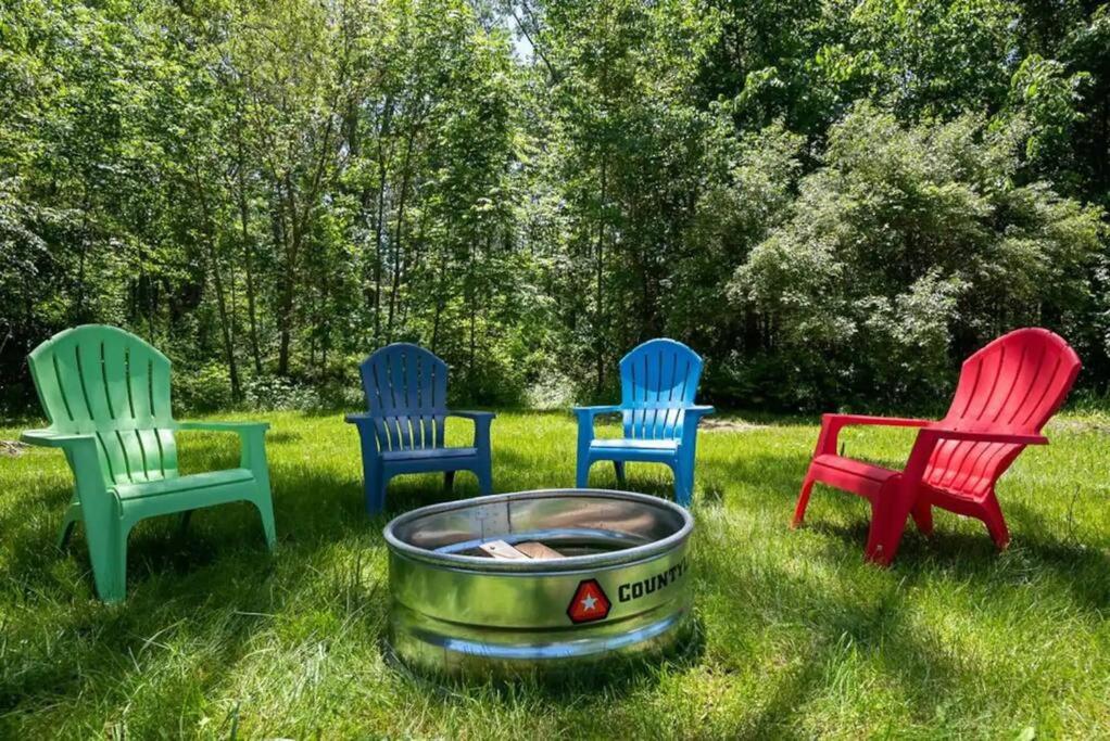Little Blue Cottage: a wooded getaway near beaches and towns view 3