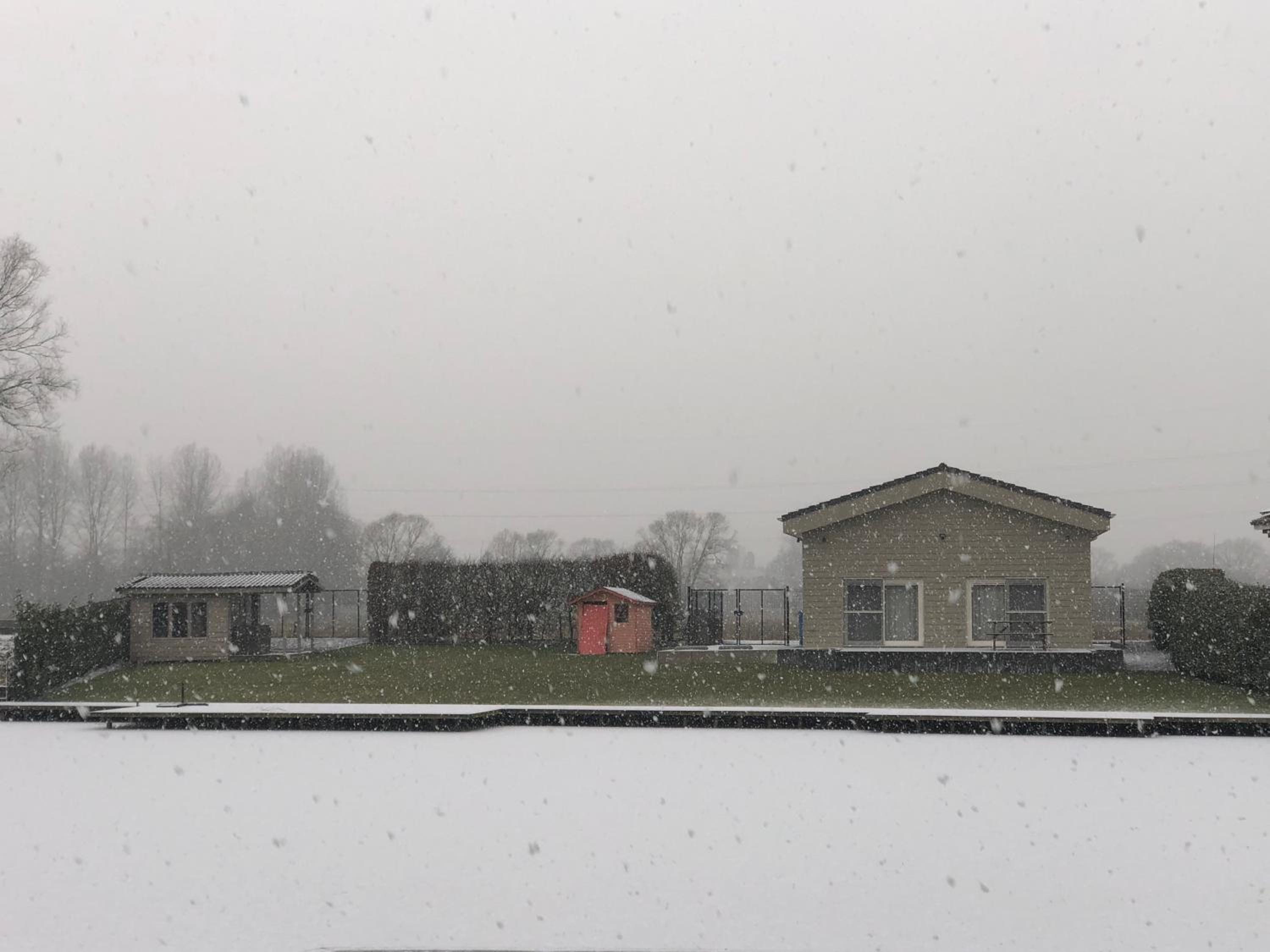 Welkom bij Mario, Een charmante Chalet gelegen aan een vijver in bosrijke omgeving waar je tot rust kan komen.