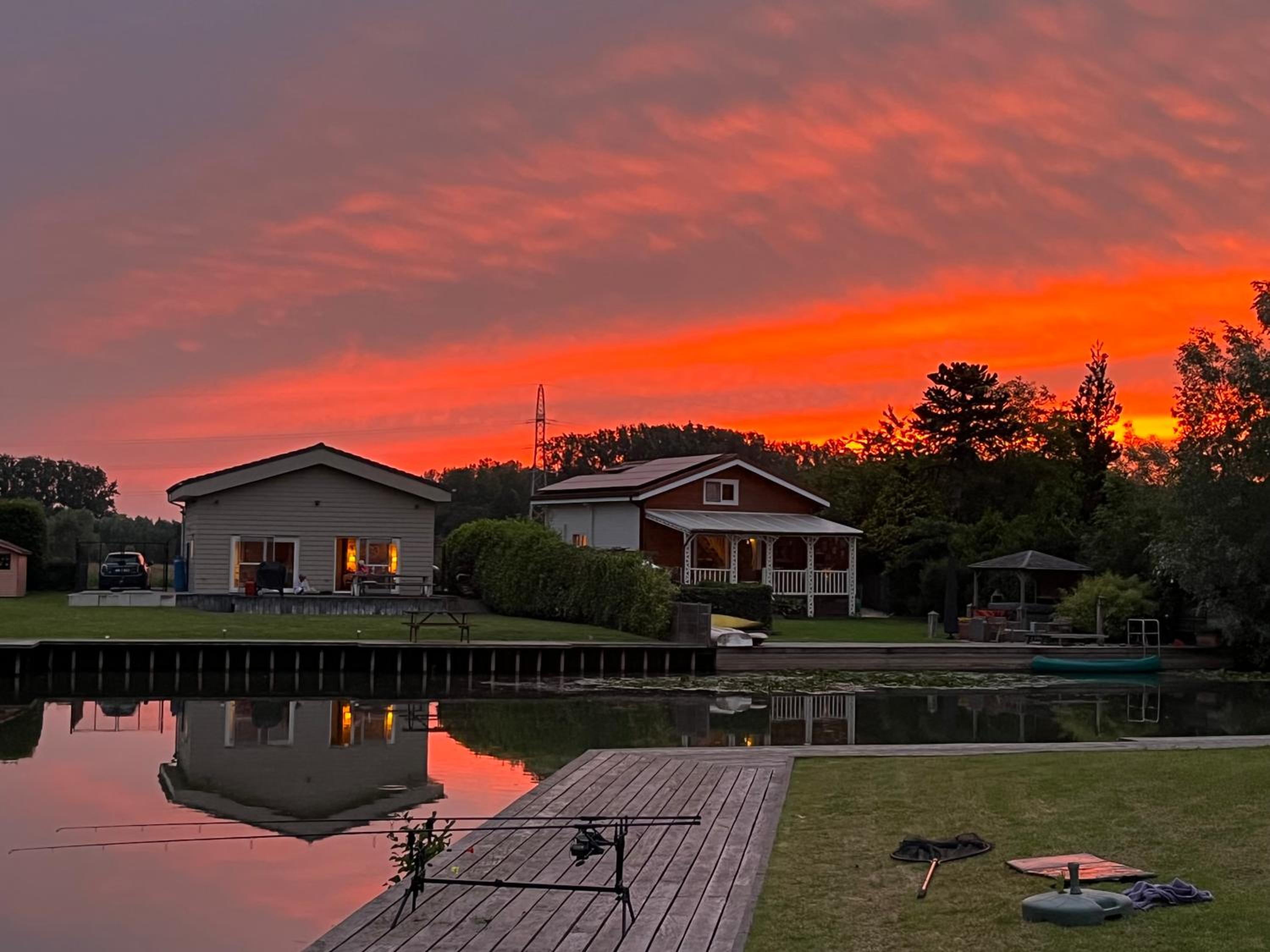 Welkom bij Mario, Een charmante Chalet gelegen aan een vijver in bosrijke omgeving waar je tot rust kan komen.