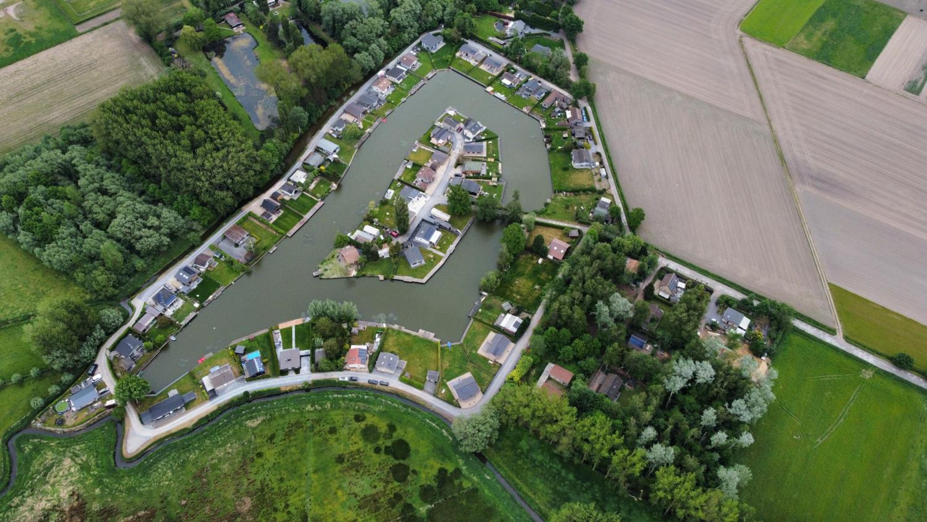 Welkom bij Mario, Een charmante Chalet gelegen aan een vijver in bosrijke omgeving waar je tot rust kan komen.