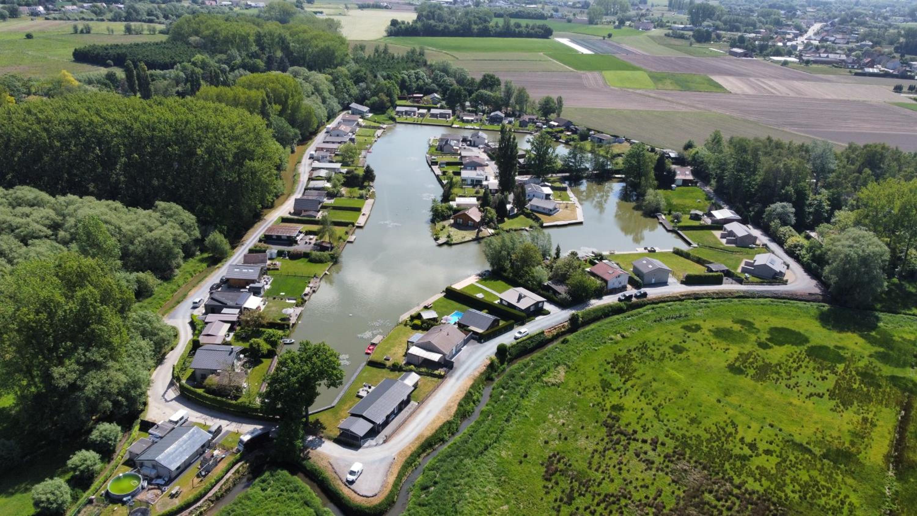 Welkom bij Mario, Een charmante Chalet gelegen aan een vijver in bosrijke omgeving waar je tot rust kan komen.