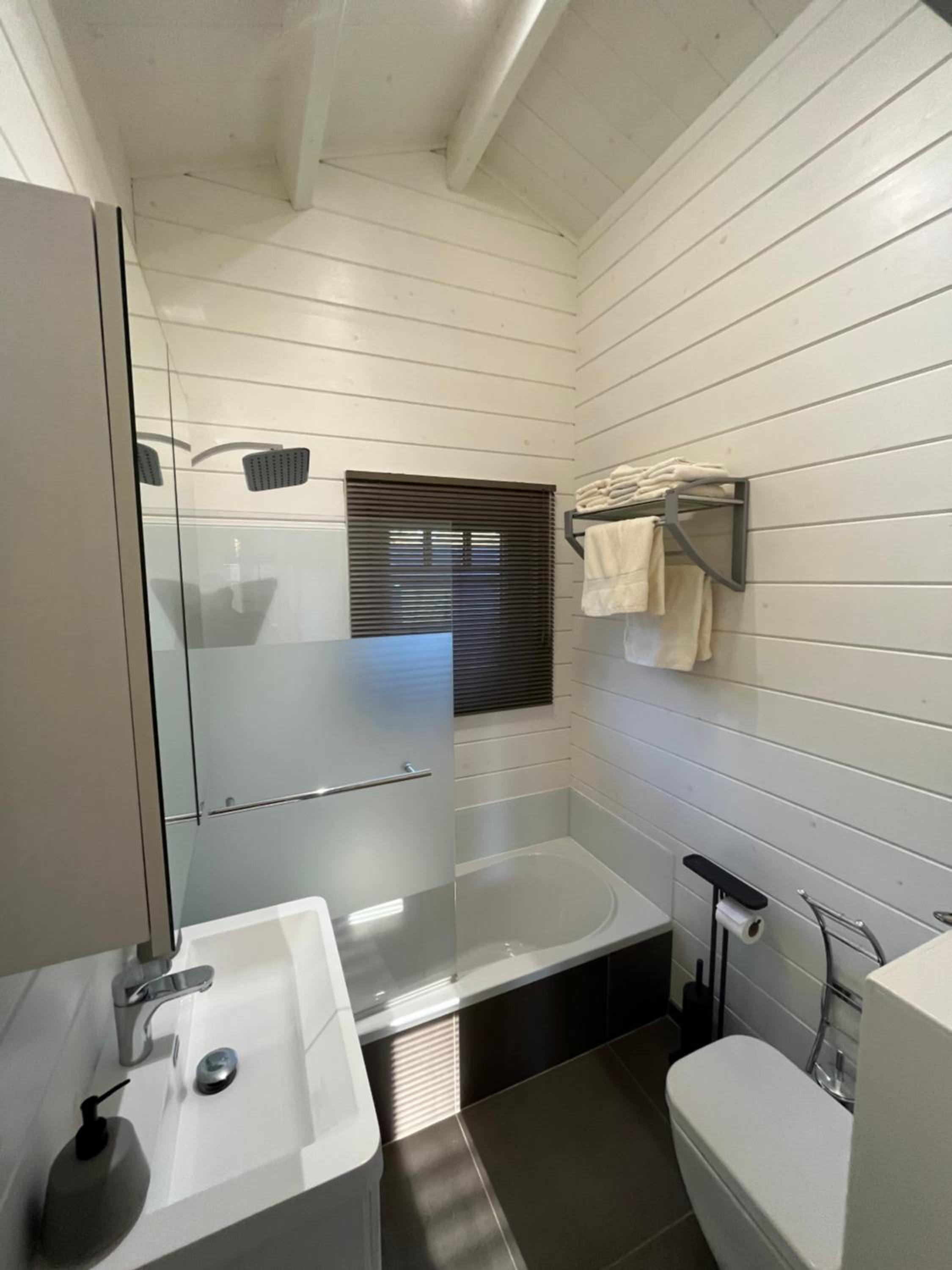 Welkom bij Mario, Een charmante Chalet gelegen aan een vijver in bosrijke omgeving waar je tot rust kan komen.