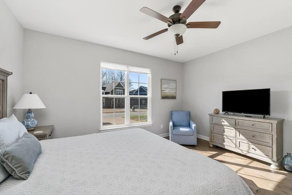 Beautiful Home with Lake and Marina Access, Firepit, Golf Cart Included