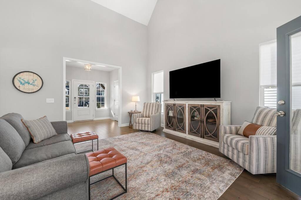 Beautiful Home with Lake and Marina Access, Firepit, Golf Cart Included