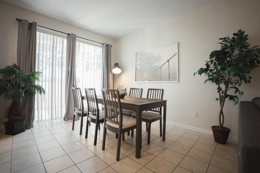 Disney, Pool, Fast Wi-Fi - World Class Home view 4
