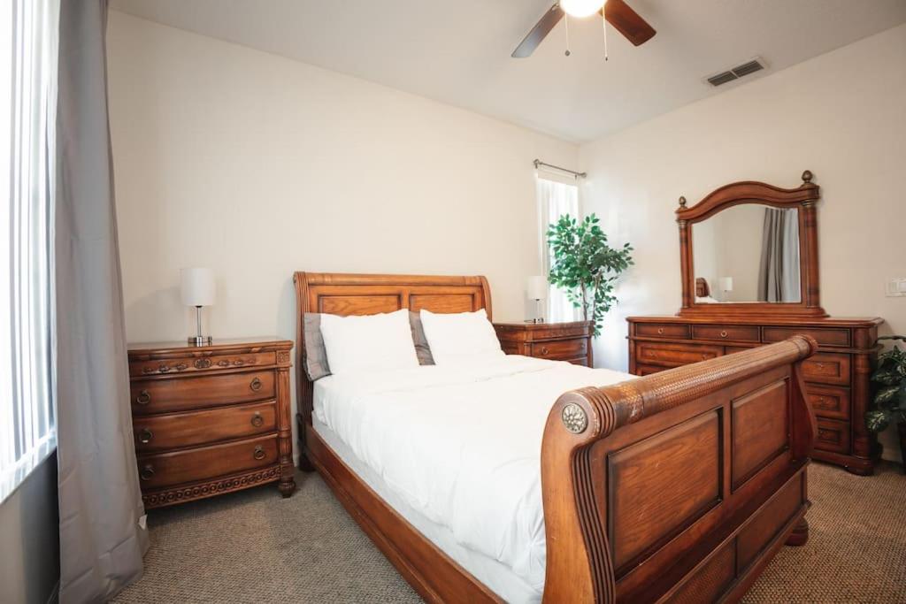 Disney, Pool, Fast Wi-Fi - World Class Home view 5