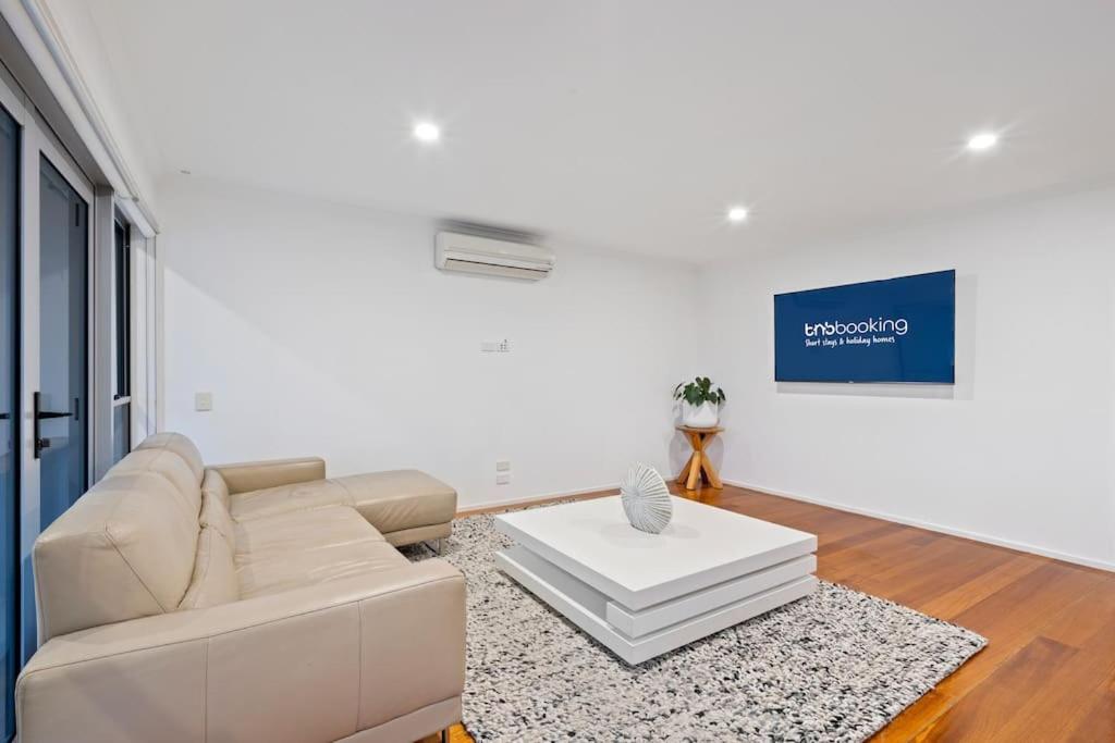 Sorrento Waterfront Retreat & Pool