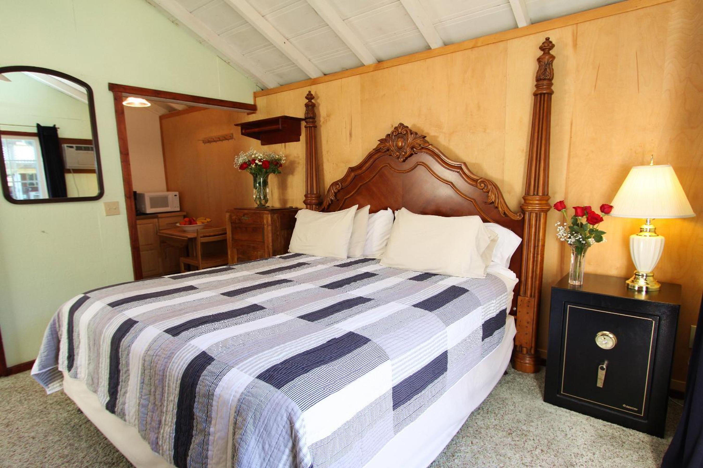 The Woods Hotel - Gay LGBTQ Cabins