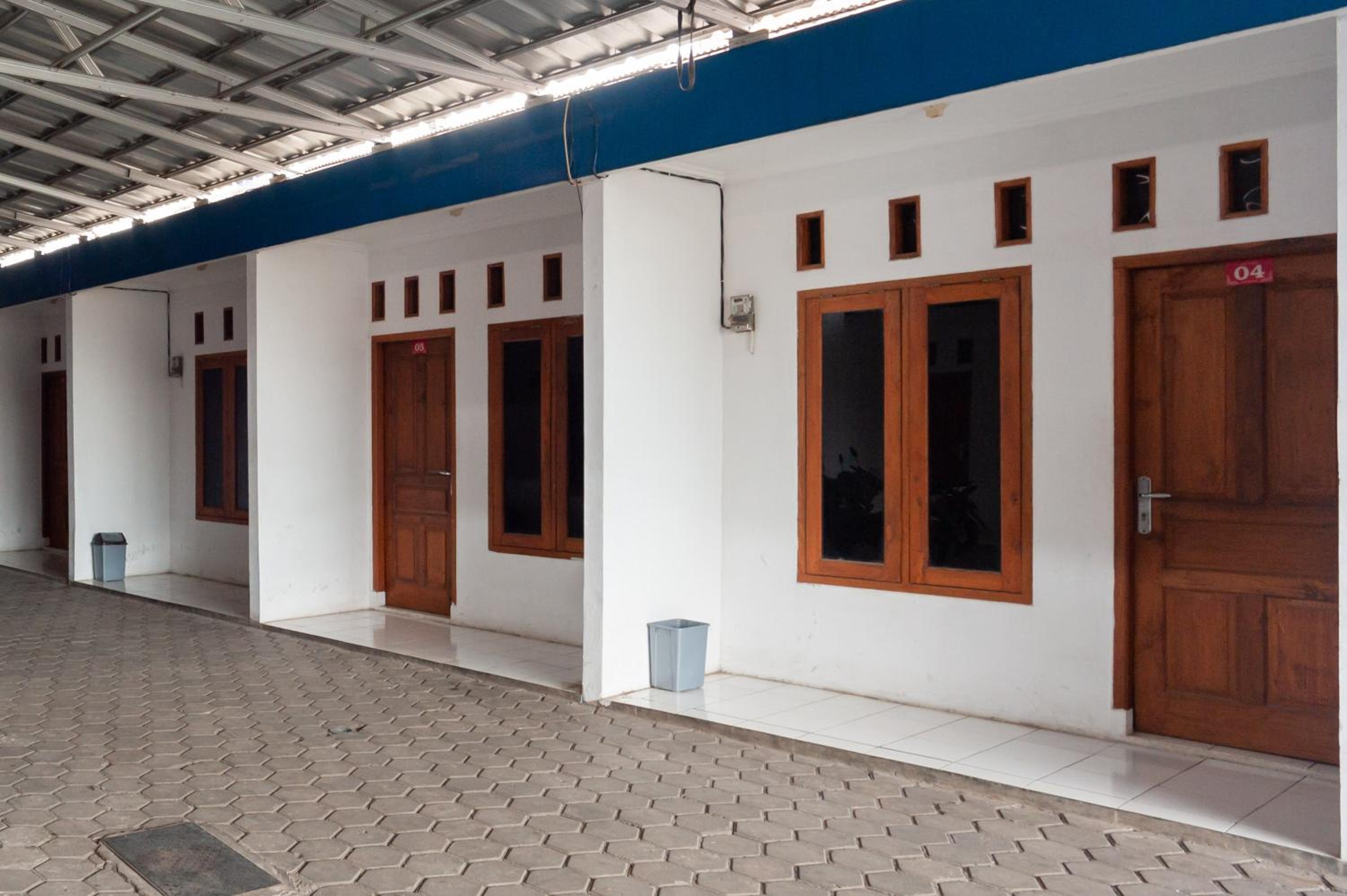 RedDoorz Syariah Plus near Jatiwarna Toll Gate