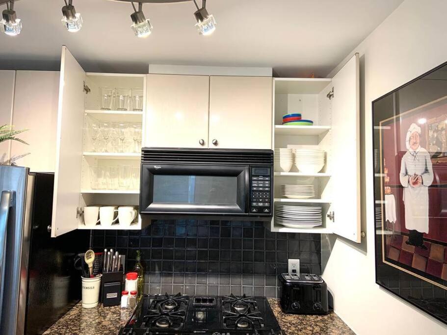 Heart of Downtown King Suite/Parkng/Pool/Gym/Sauna